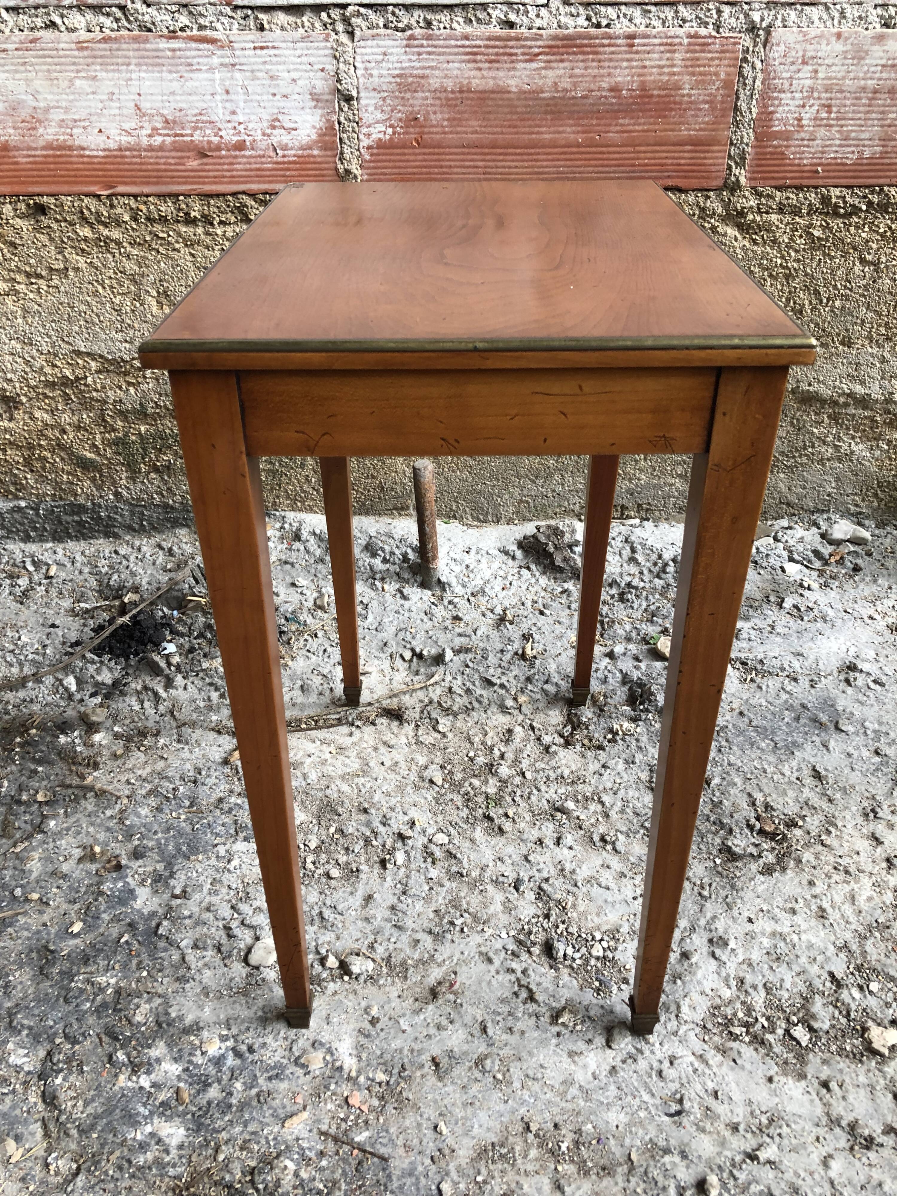 Table basse appoint bois pieds compas avec contour & sabots laiton vintage