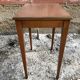 Table basse appoint bois pieds compas avec contour & sabots laiton vintage