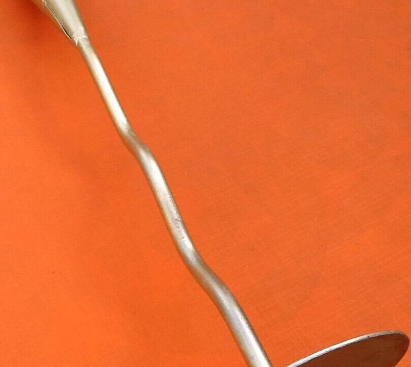 Cornet sculpture (large model) Twisted foot Gold-colored metal