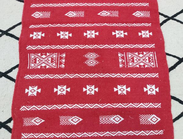 Tapis rouge et blanc fait main