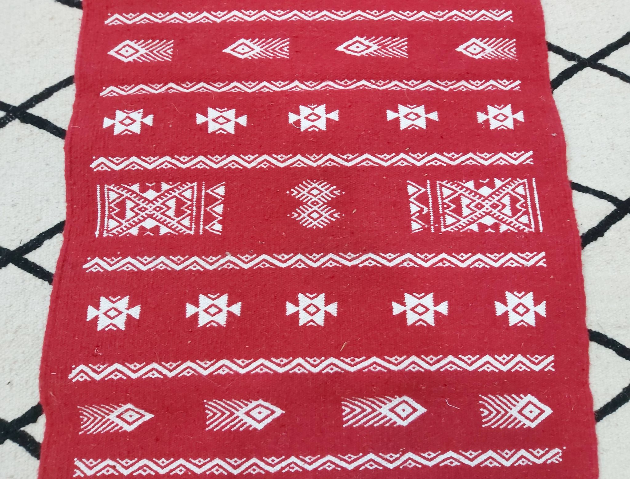 Tapis rouge et blanc fait main