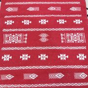 Tapis rouge et blanc fait main