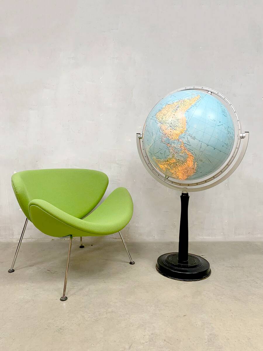 Vintage illuminated earth world globe floorlamp
