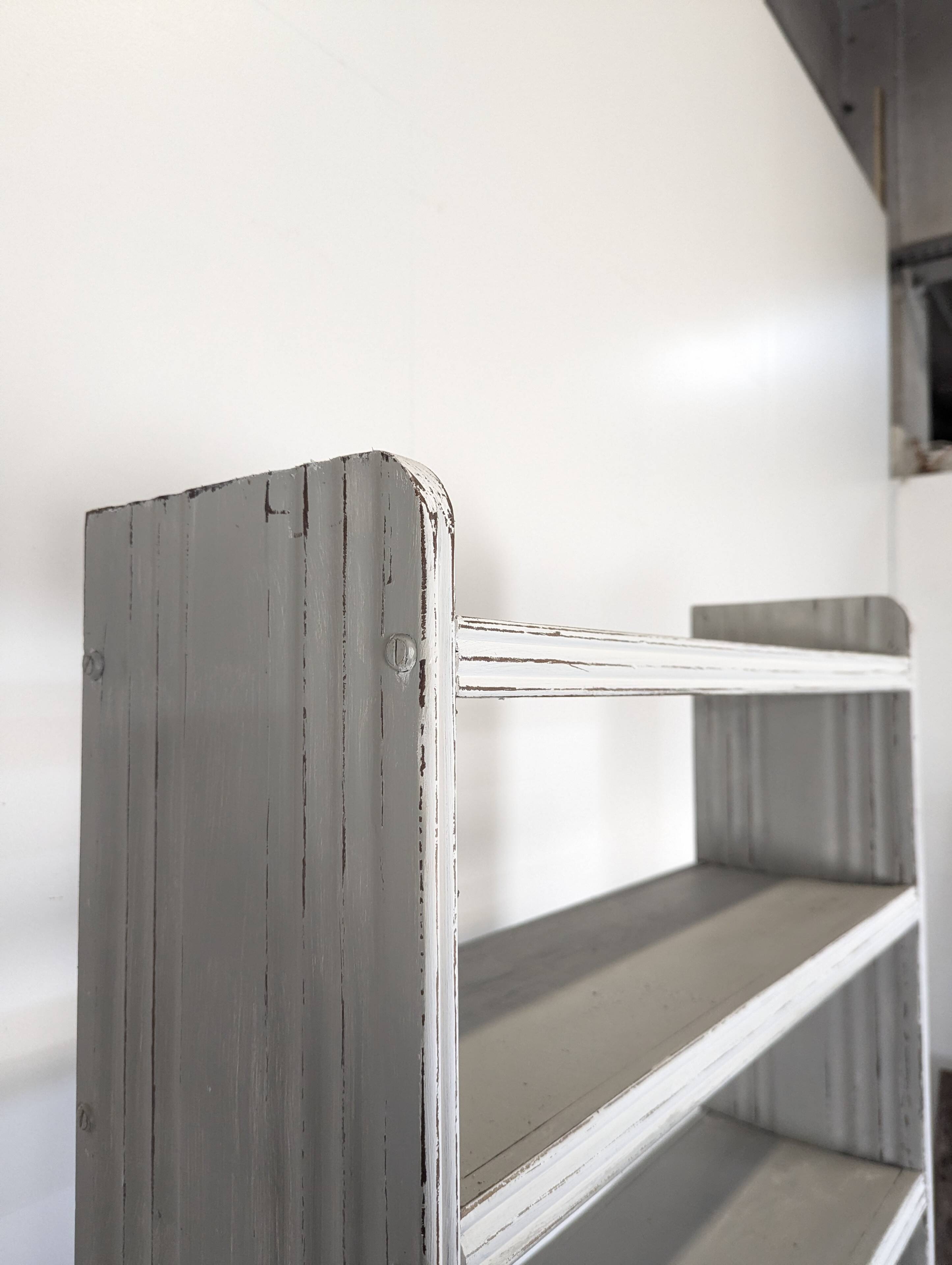 Grande étagère bibliothèque en bois peint blanc
