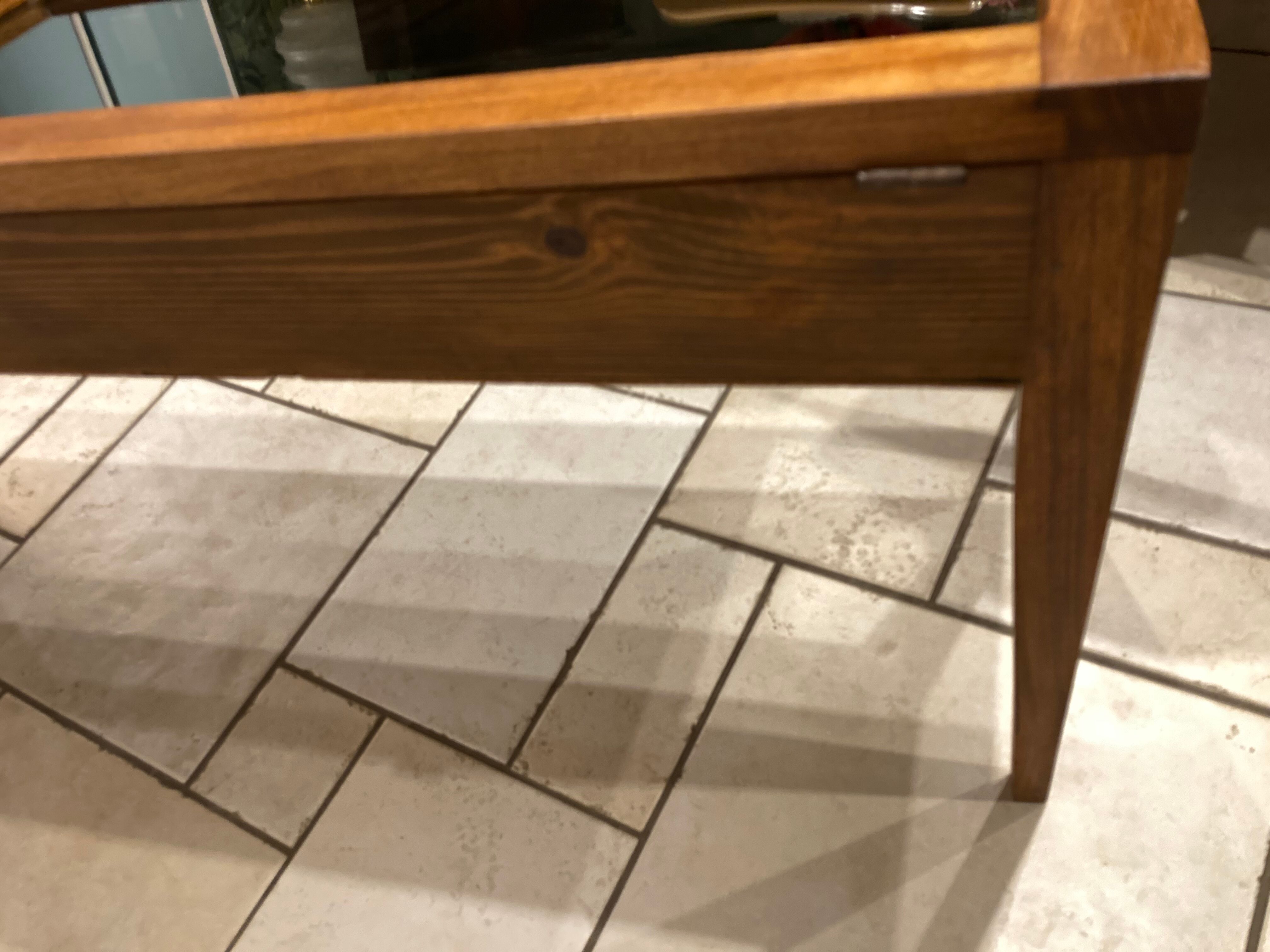 Presentation glass table