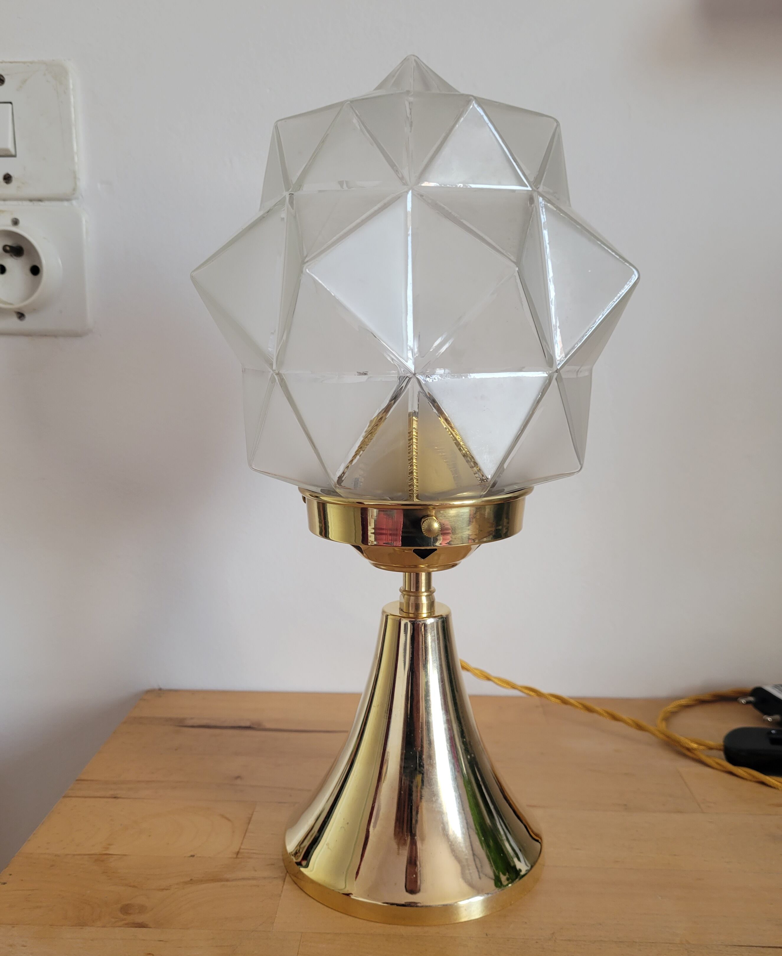 Lampe en laiton avec globe à facettes