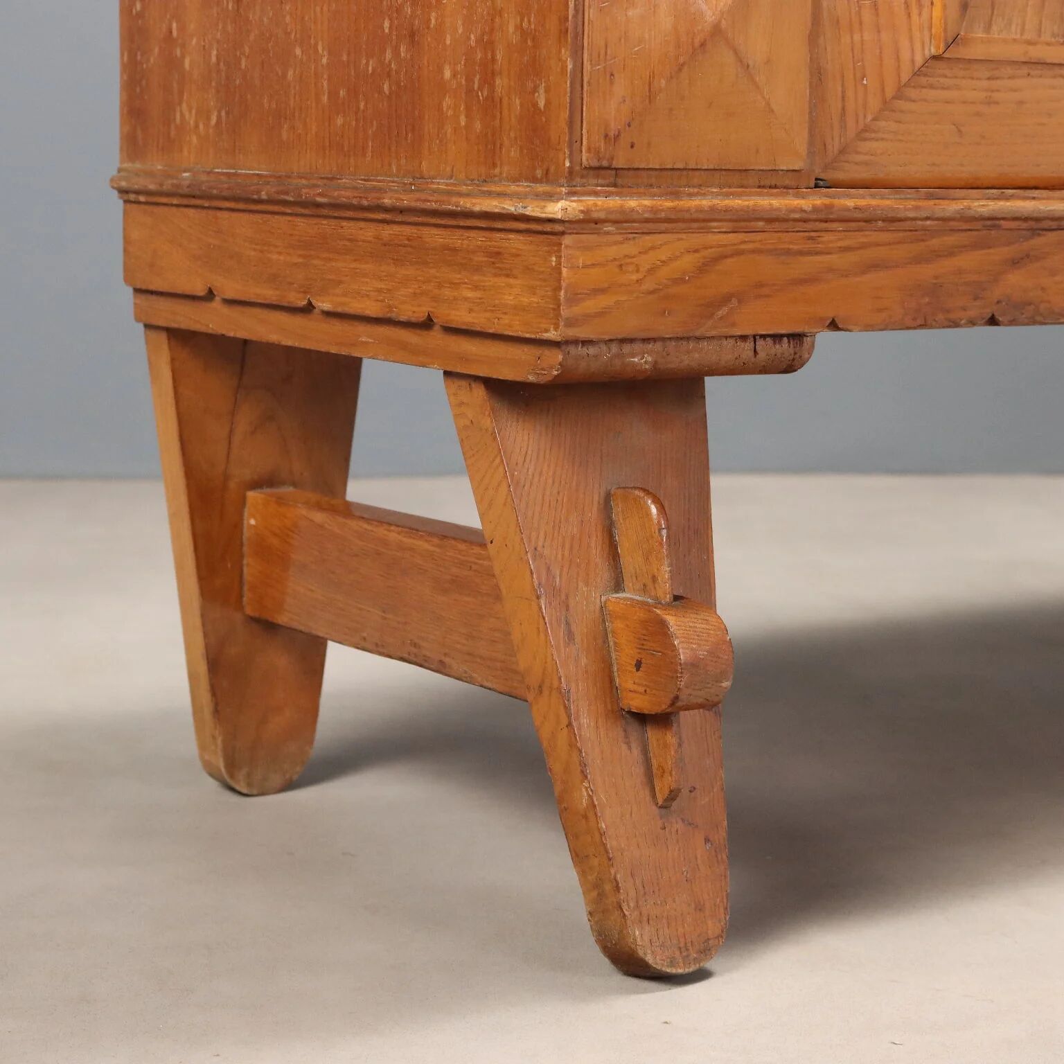 Vintage rustic buffet veneered in oak, Italy, 1950s.