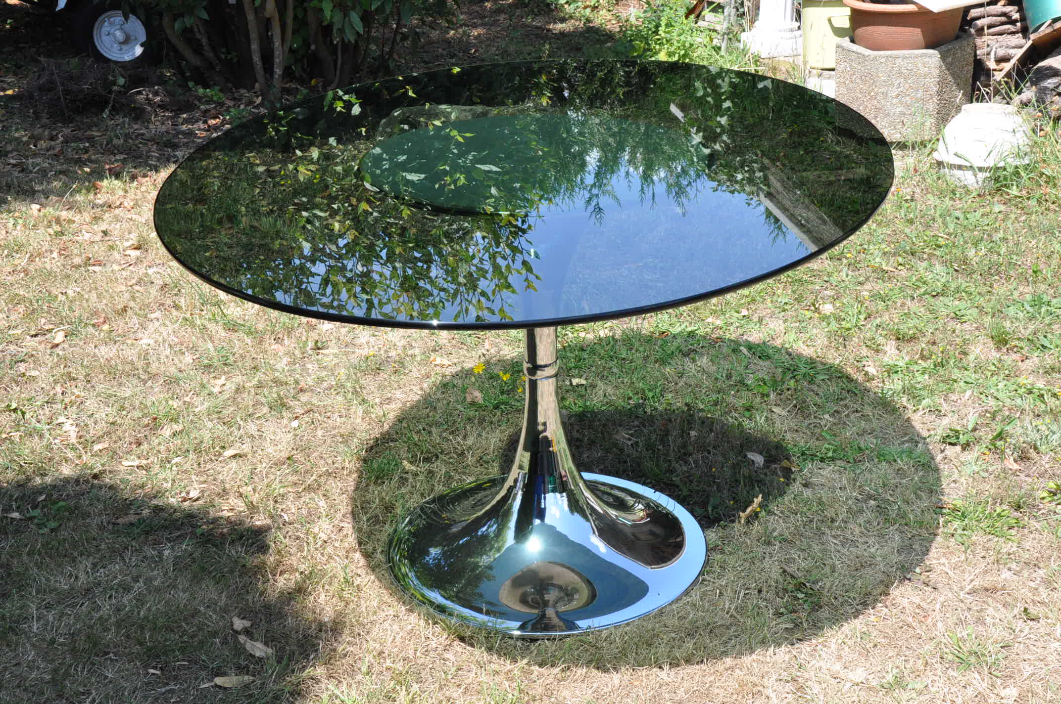 Oval tulip foot table from the 70s