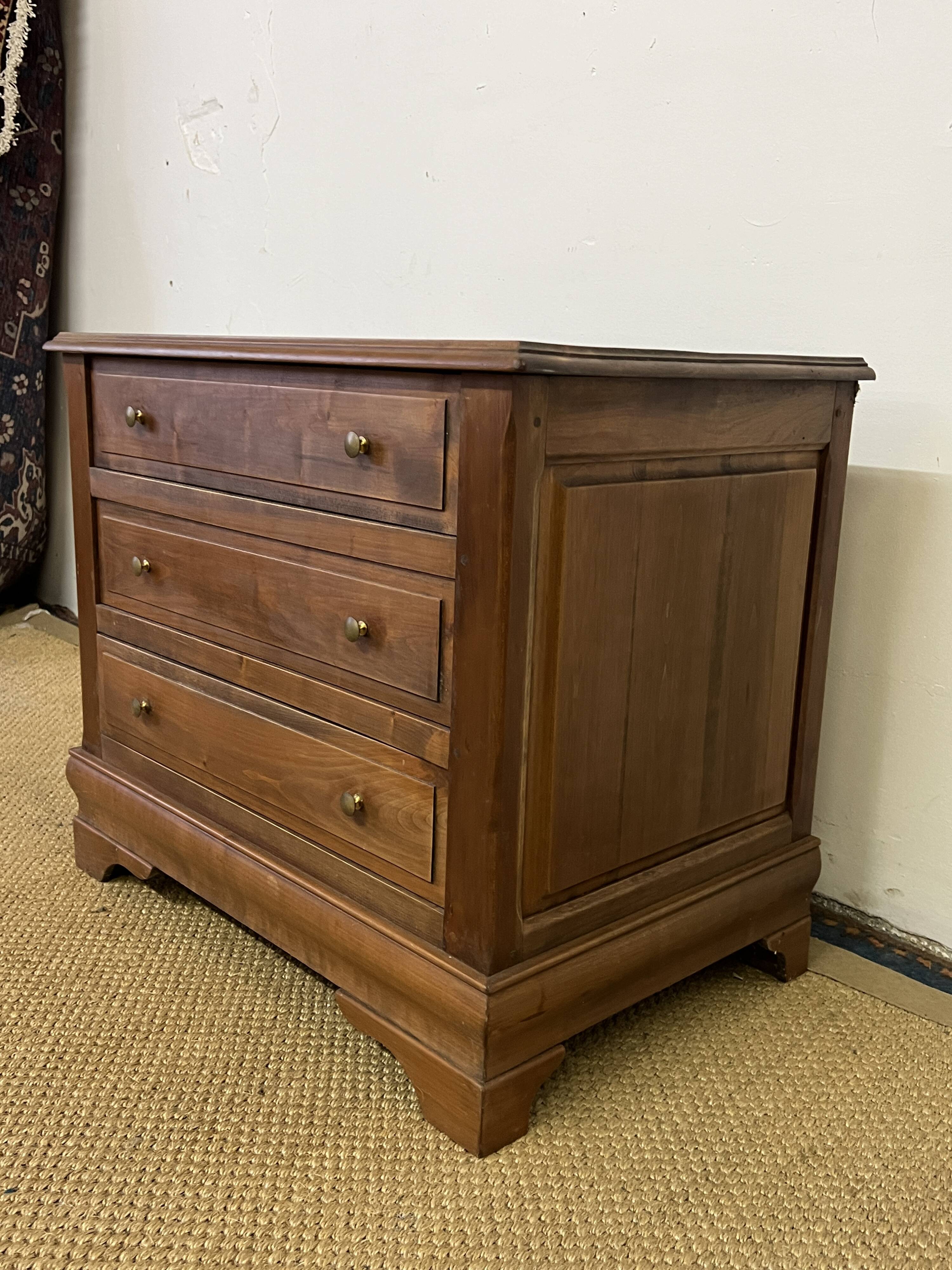 Small vintage wooden chest of drawers 3 drawers
