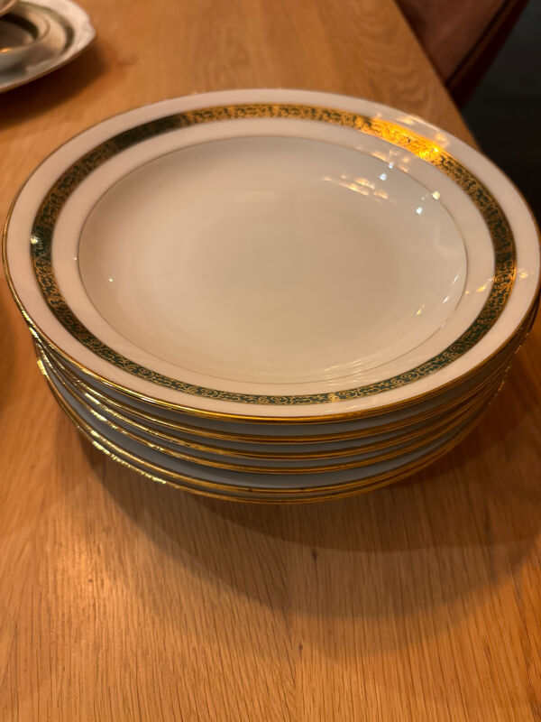 Service complet ancien en porcelaine de Limoges verte et dorée