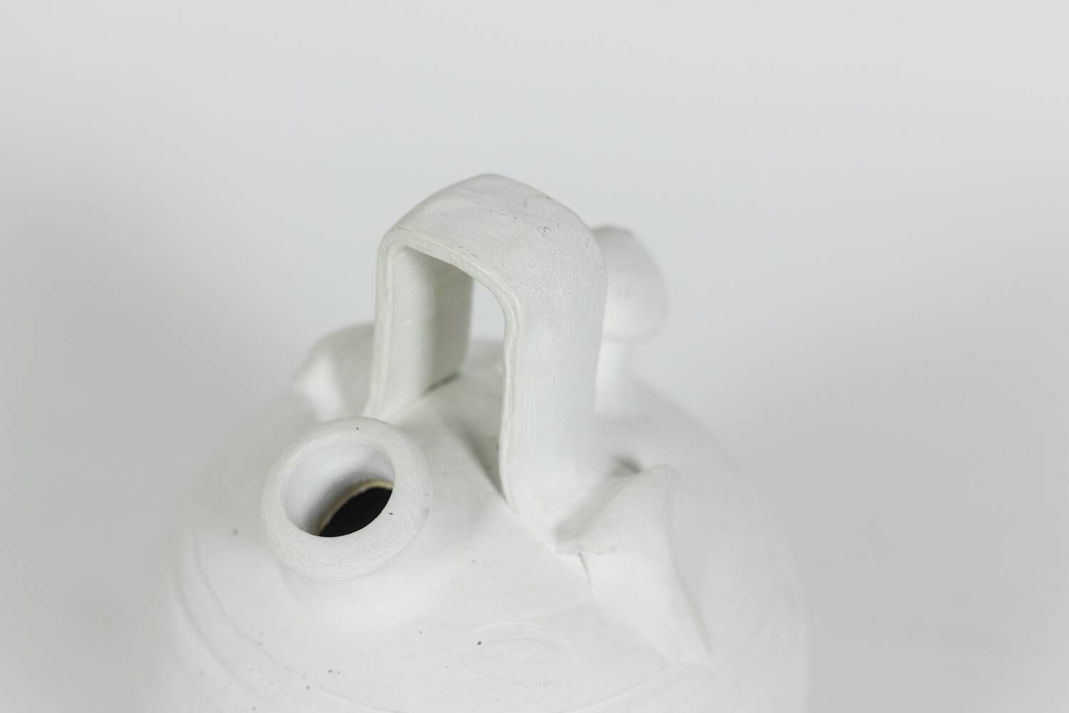 Vase en terre cuite peinte, travail contemporain