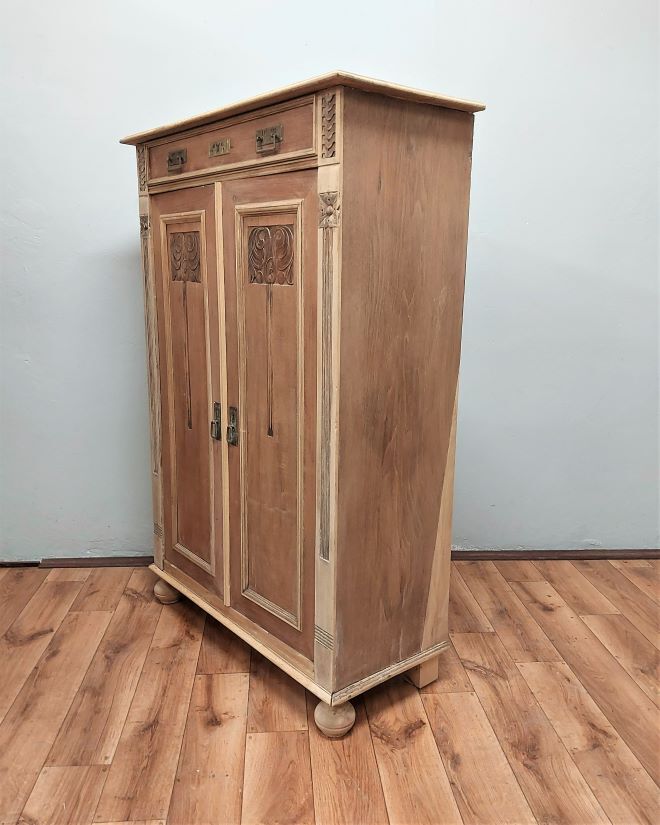 Art Nouveau chest of drawers in walnut