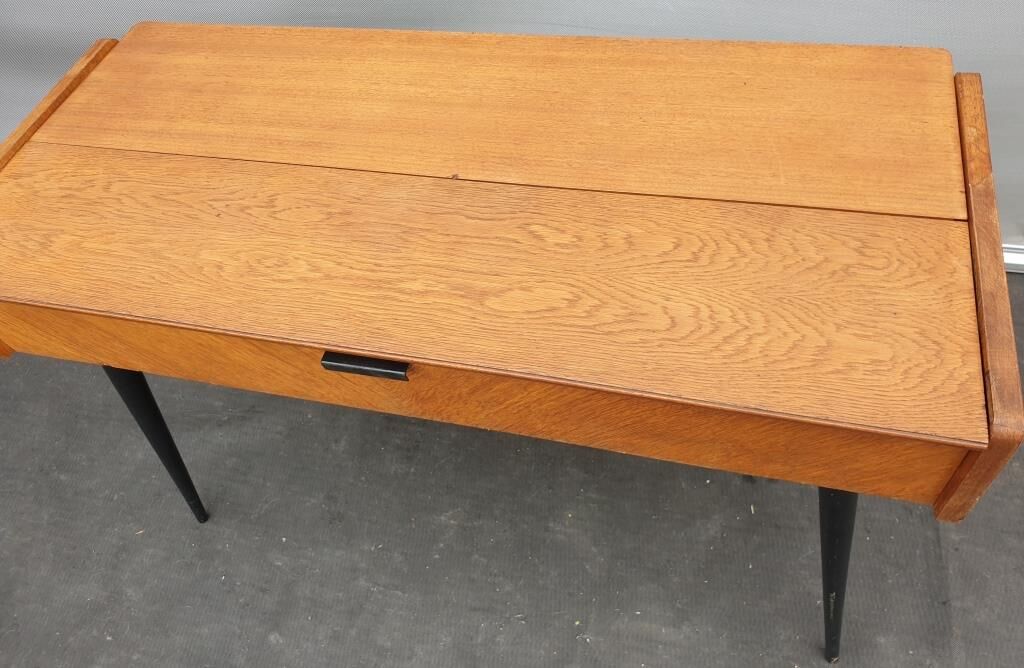Console serves Singer Scandinavian design 1960