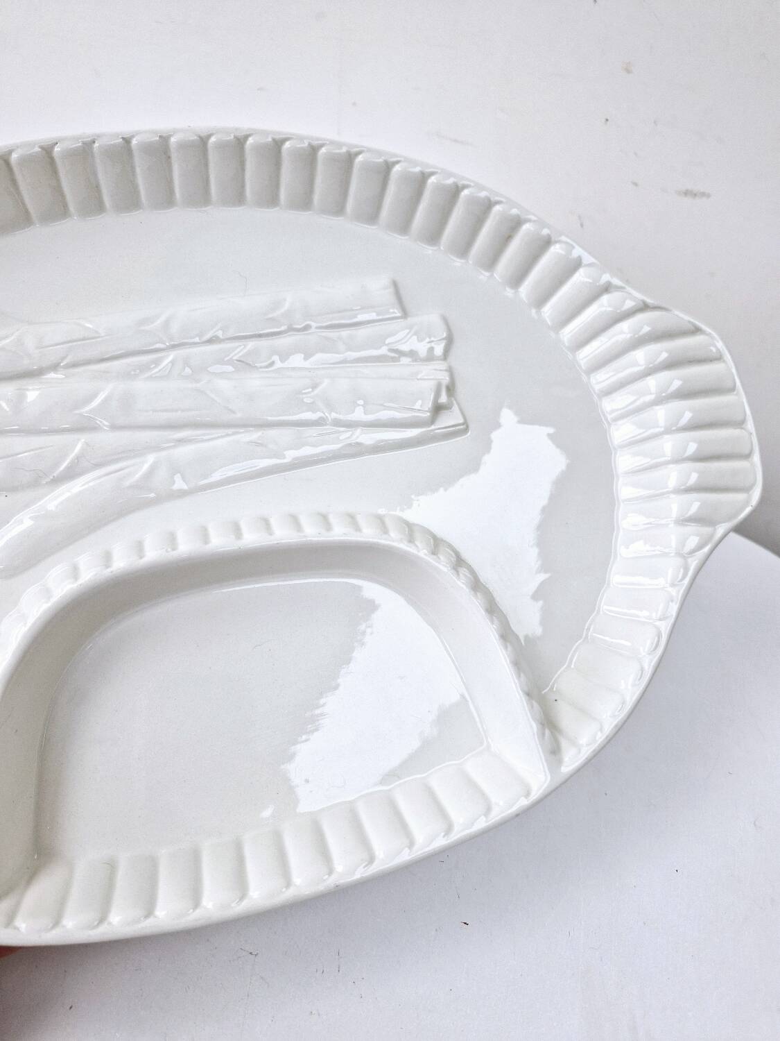Grand plat a asperges compartimenté vintage blanc céramique barbotine 43.5x28 cm