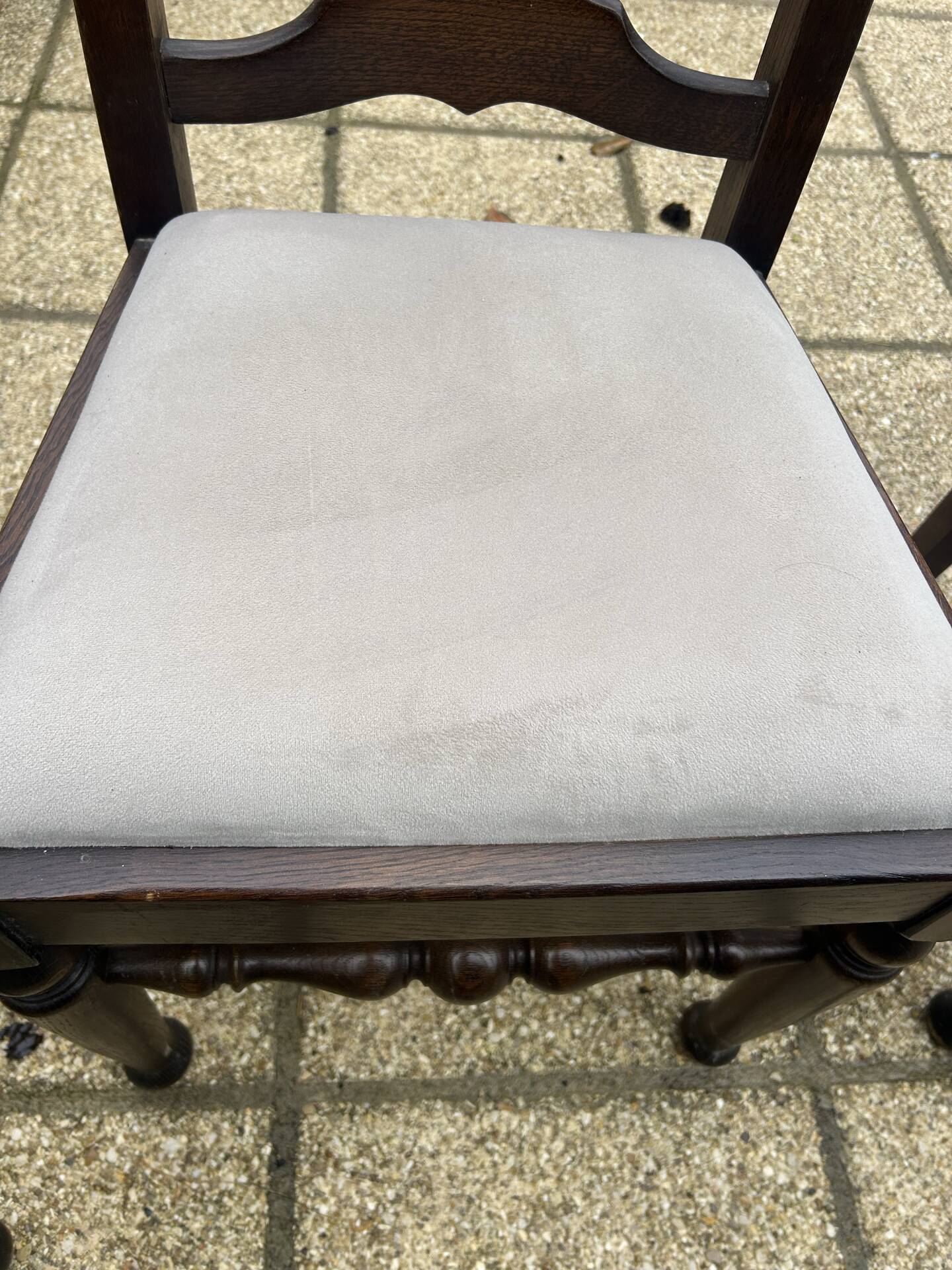 Ensemble de 6 chaises de salle à manger en chêne ancien rembourrées, comprenant 2 fauteuils.