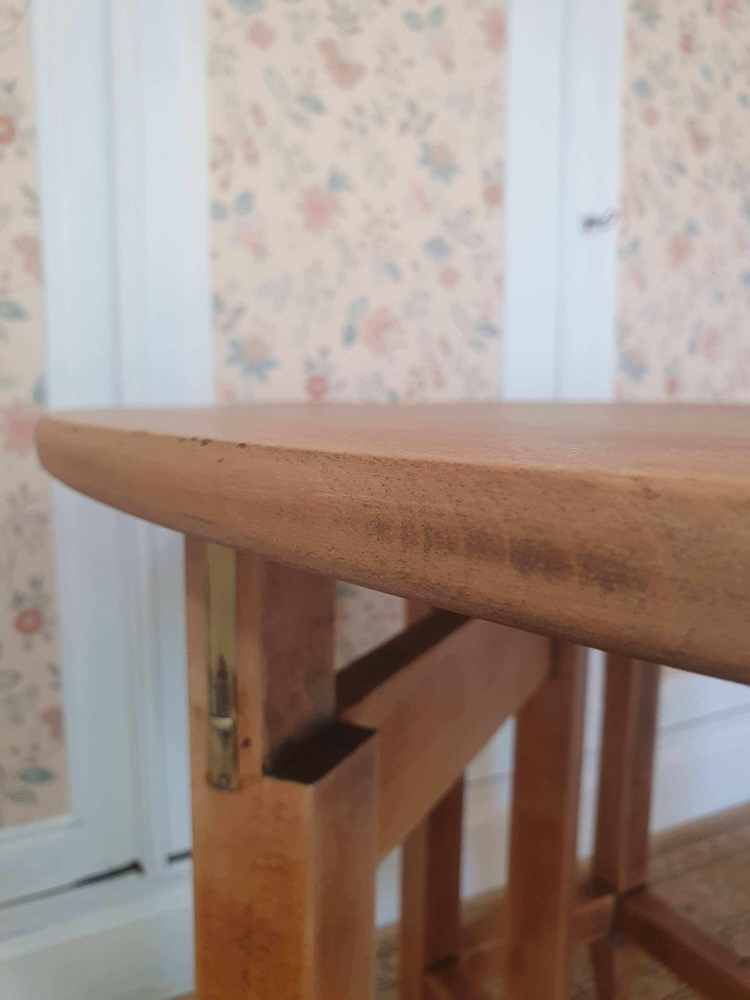 Drop-leaf gateleg table