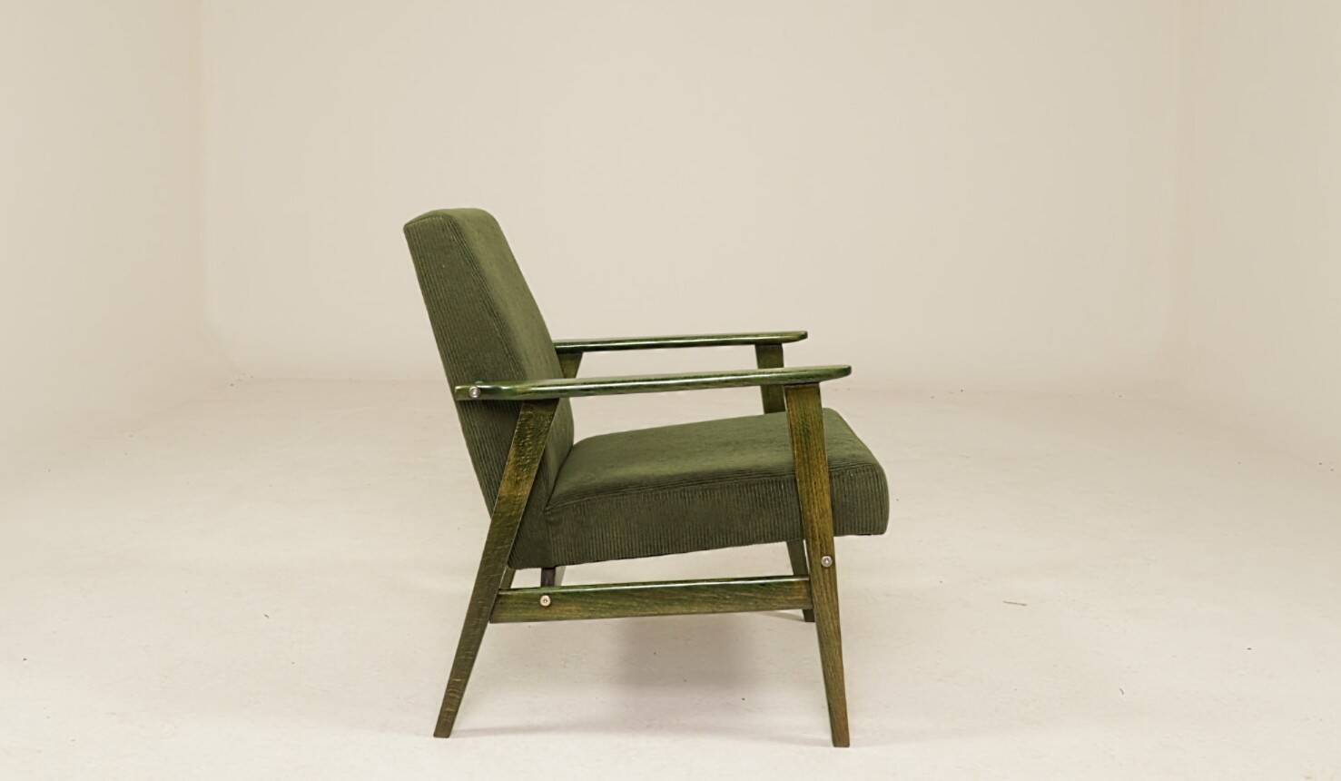 Fauteuil vintage en velours côtelé vert olive, bois vert