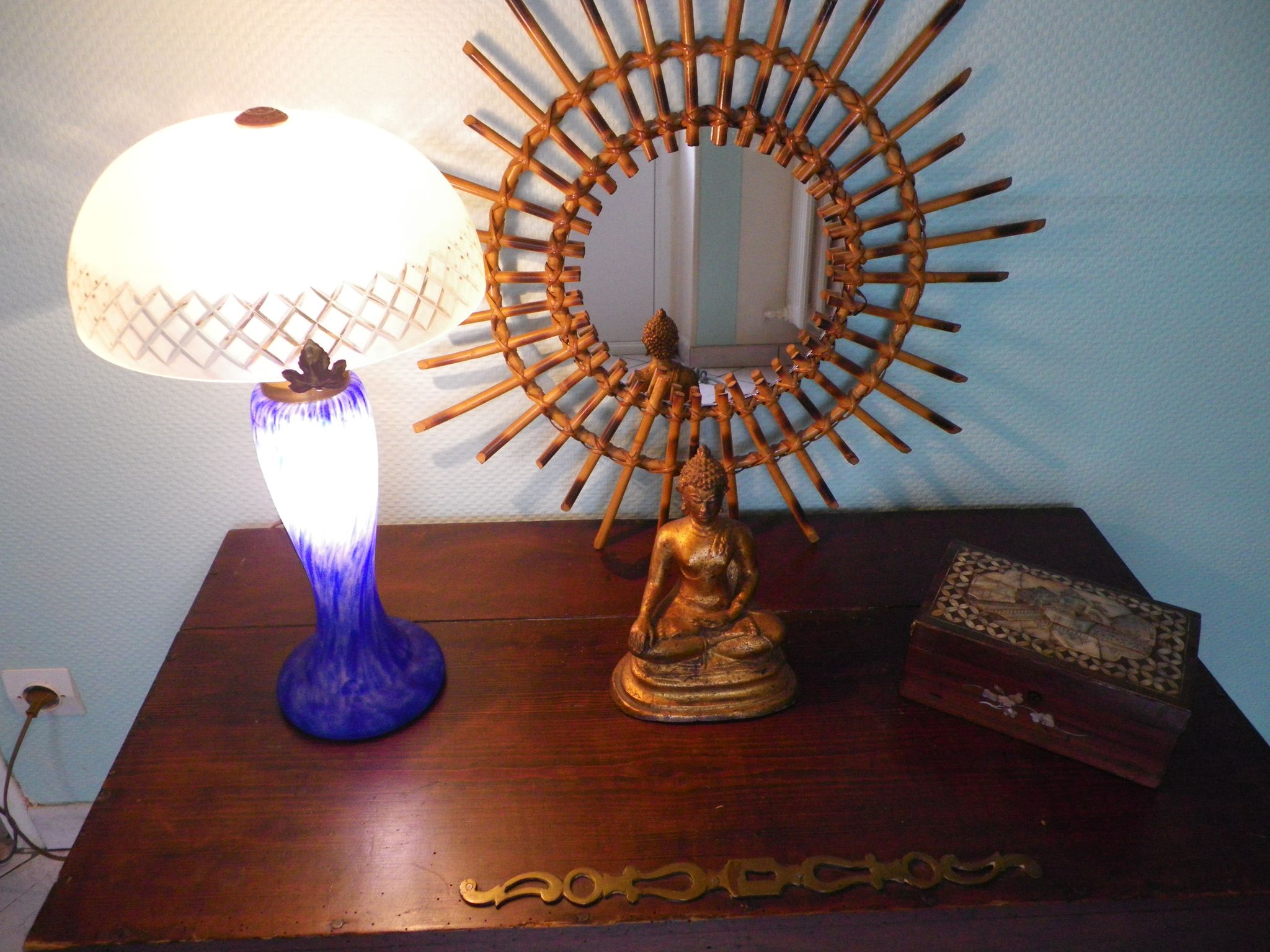 Lamp to lay, crystal lampshade cut with brass rosette, lamp foot in glass pase