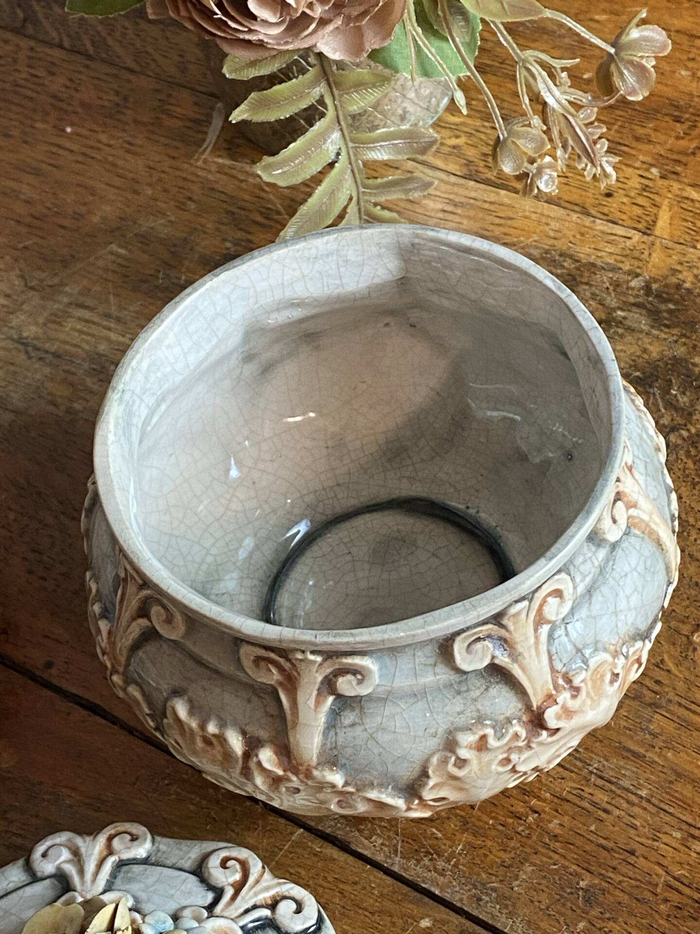 Bonbonnière in slipware