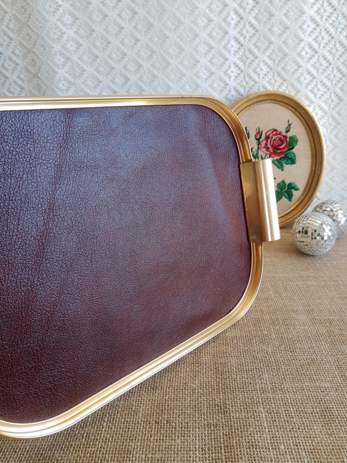 Plateau rectangulaire simili cuir bordeaux et métal doré vintage