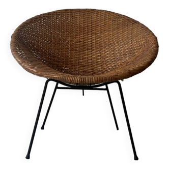 fauteuil corbeille en rotin et métal noir, design 1950