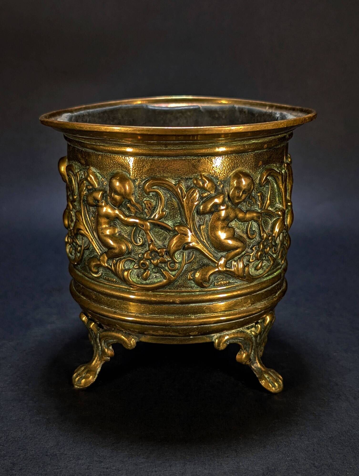 Small brass jardinière from the Napoléon III period.