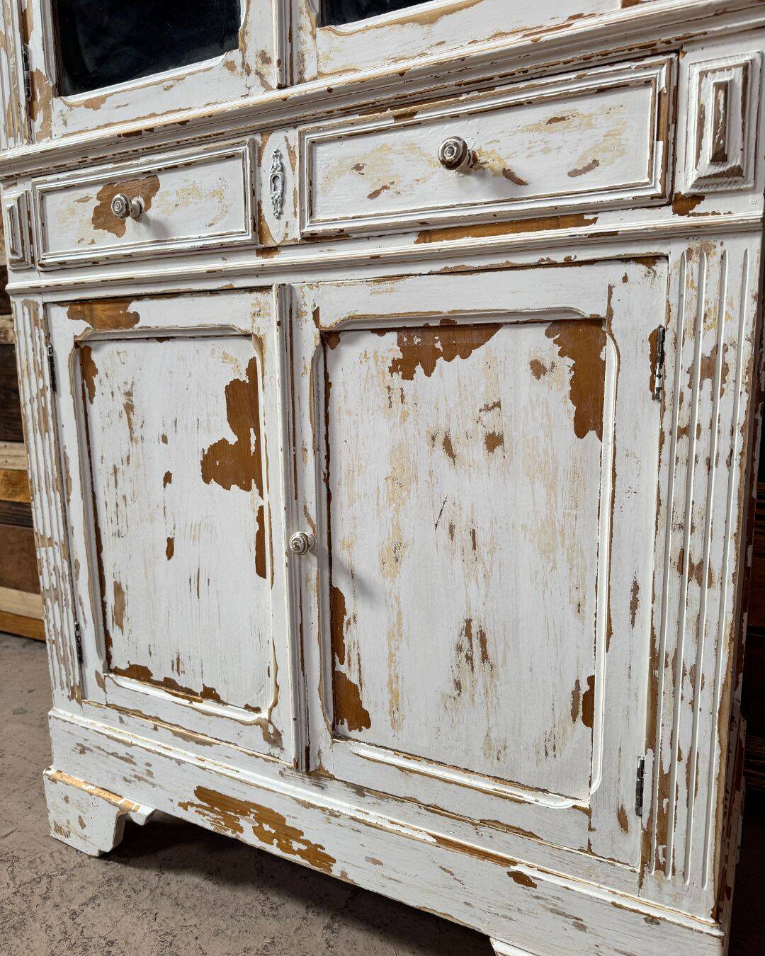Armoire parisienne vitrée et patinée