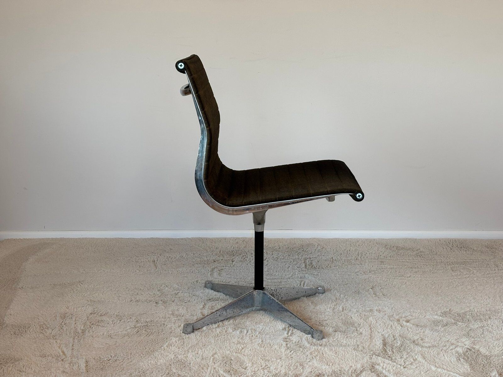 Model EA 105 aluminium chair by Eames for Herman Miller, 1970s