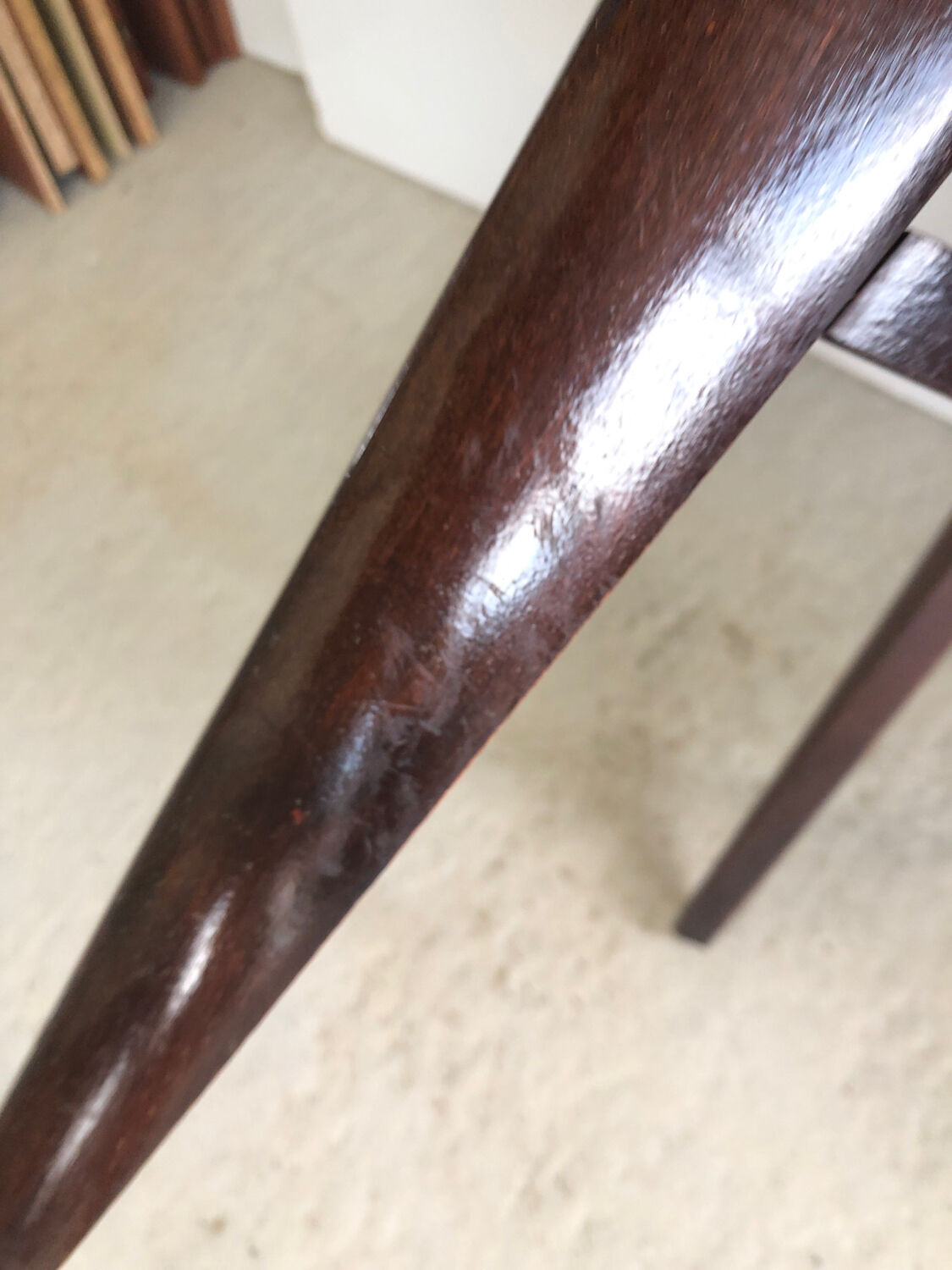 Chaise bois et skaï blanc vintage