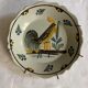Assiette de Nevers en faïence fin XVIIIe siècle décor de coq sur barrière