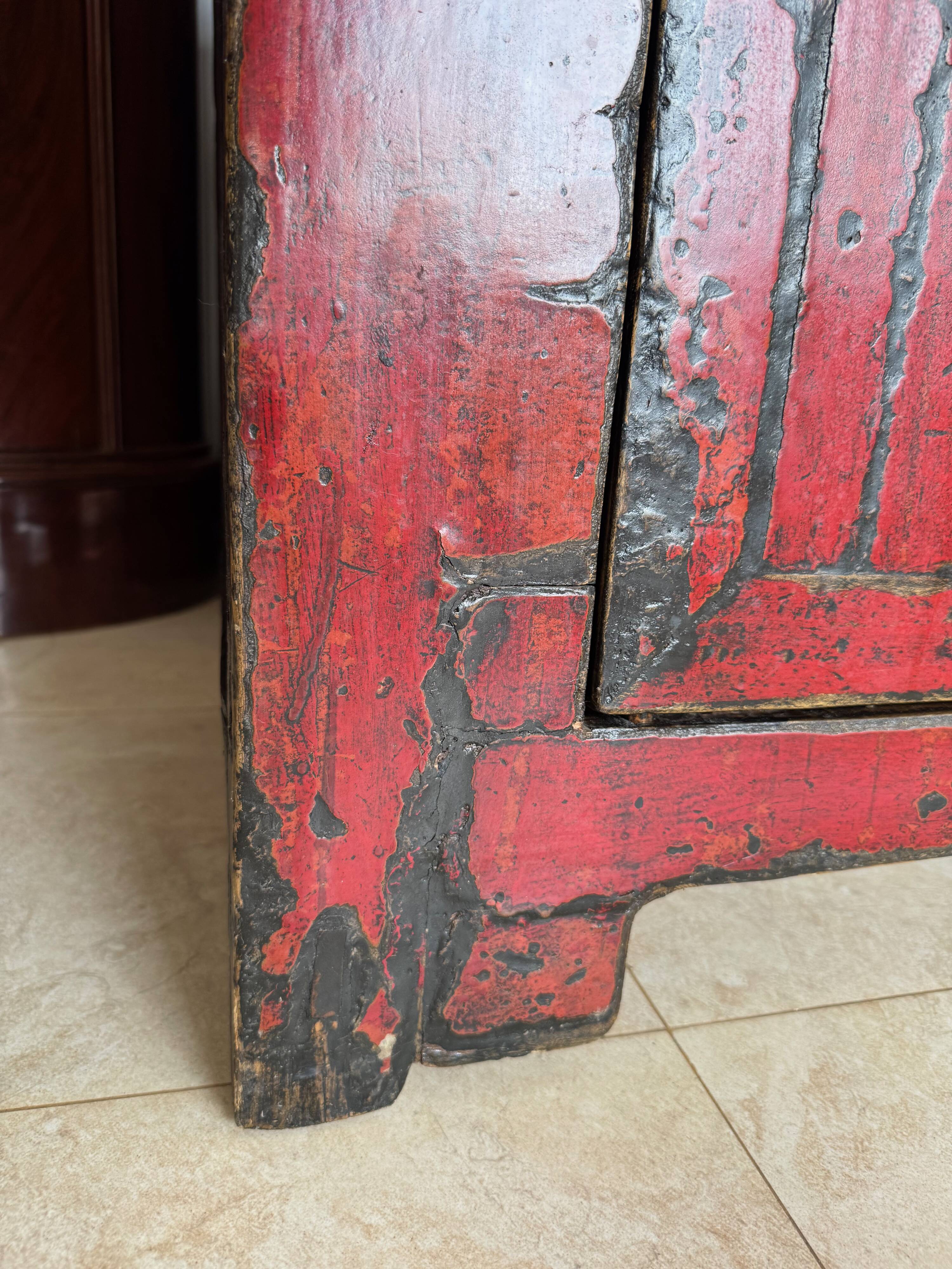 Small antique Chinese buffet (1920-1950) in rustic style, red lacquered, ori