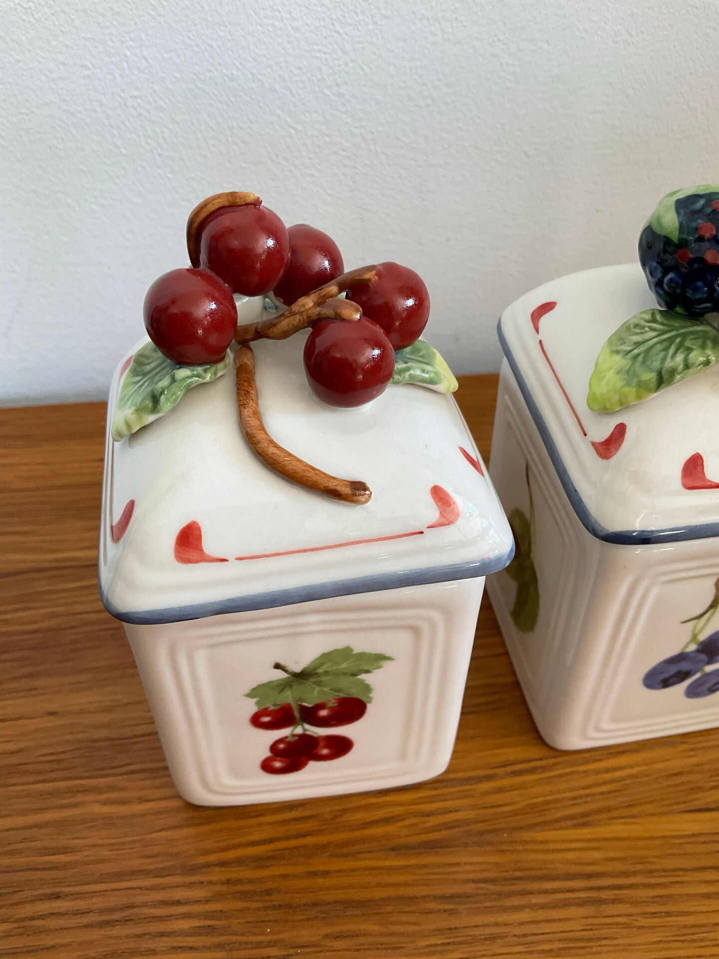 Set of 3 Villeroy & Boch jam pots in faience.