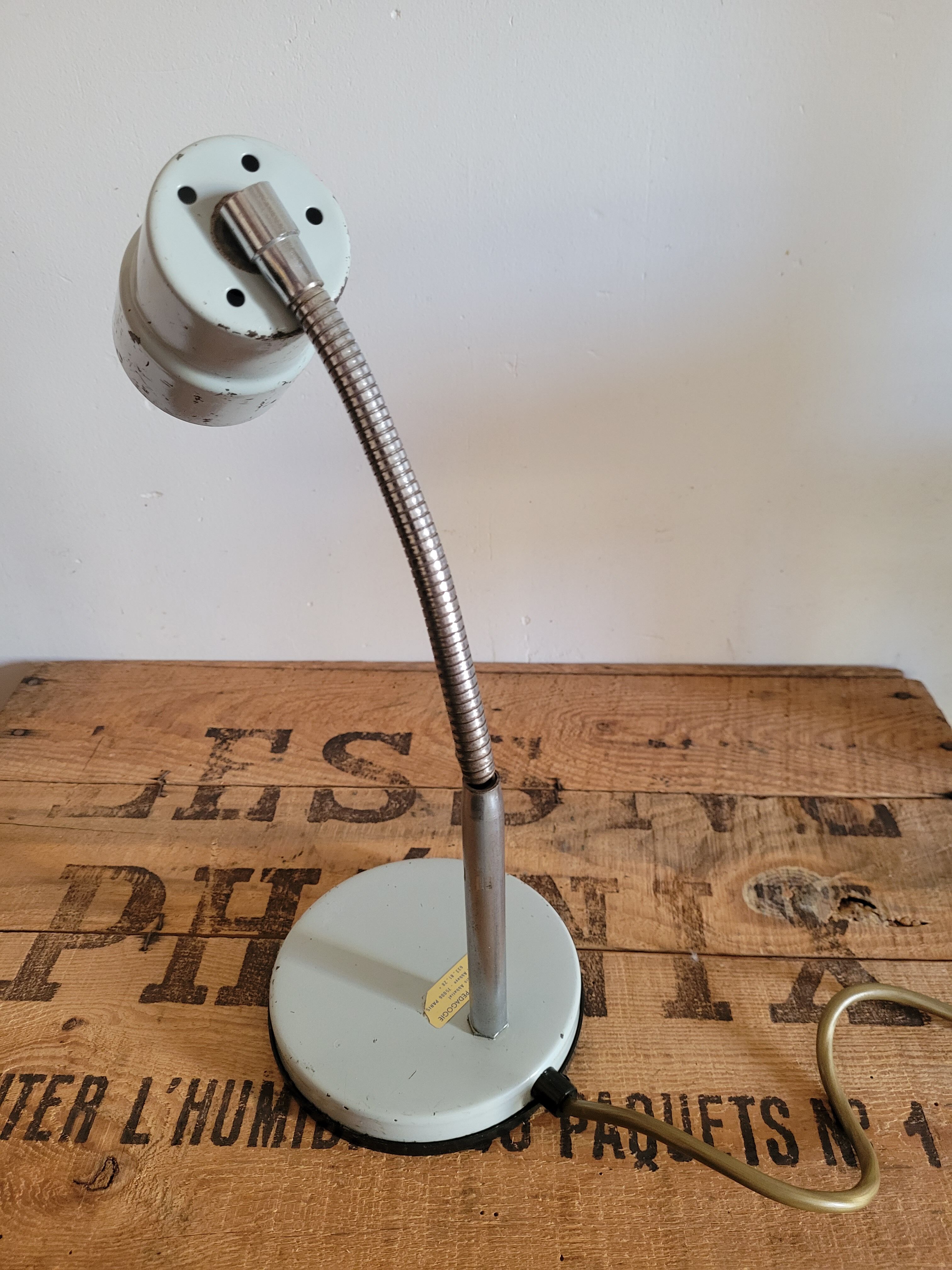 Flexible laboratory lamp