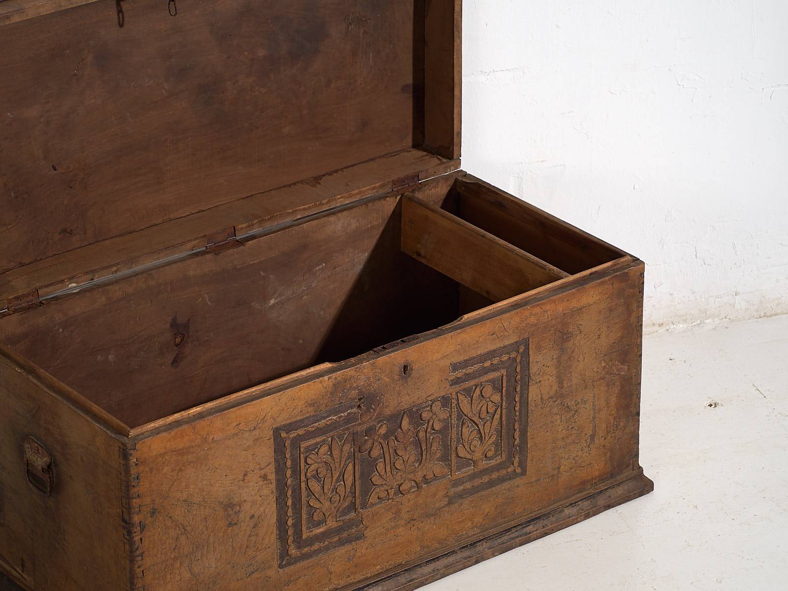 Coffre ancien avec motifs floraux gravés (c.1850)