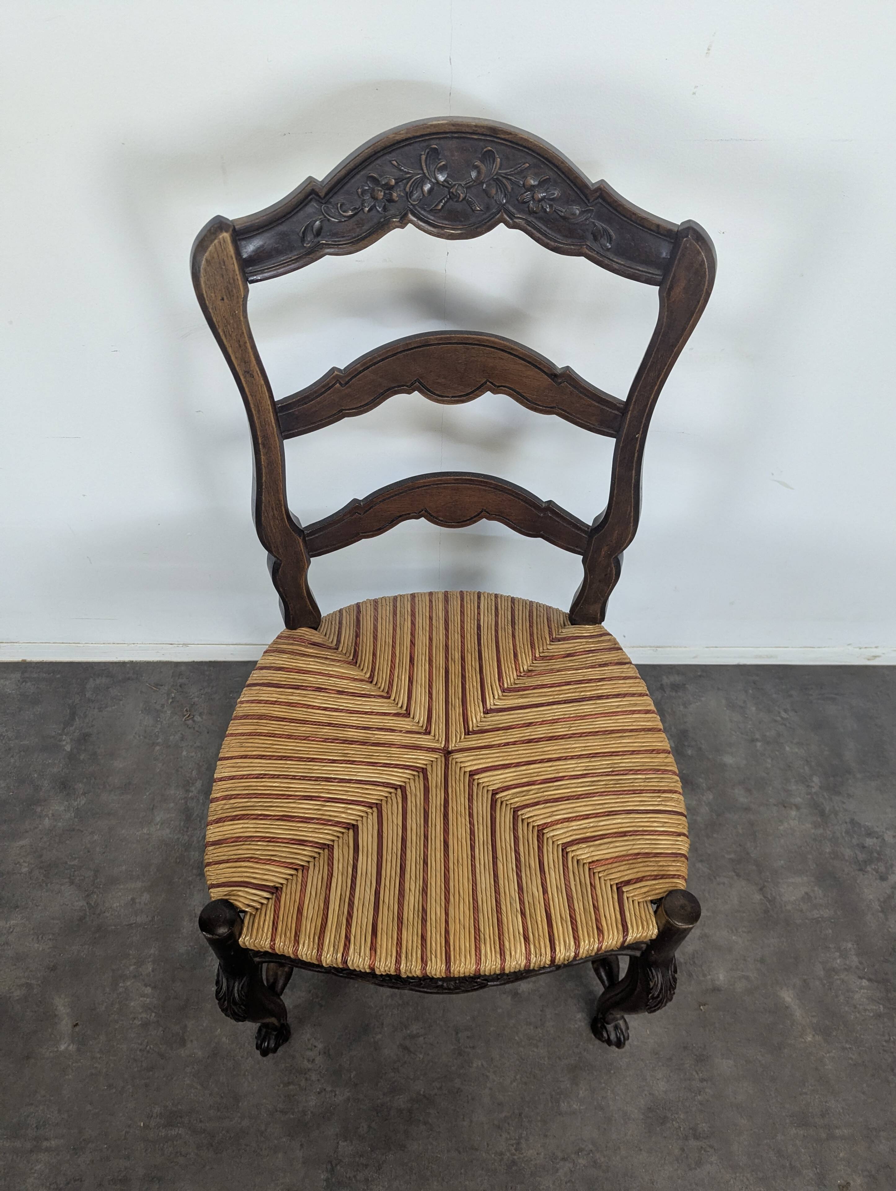 Série de 6 larges chaises de style Provençal en Noyer sculté