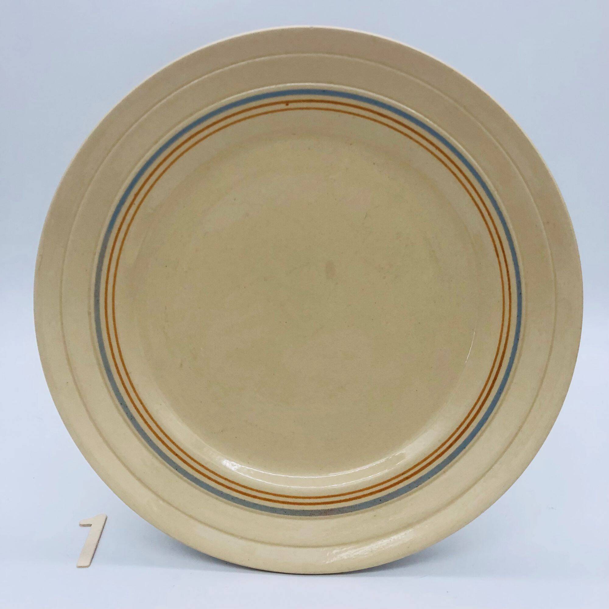 6 flat plates with a fine decoration of blue and gold borders.