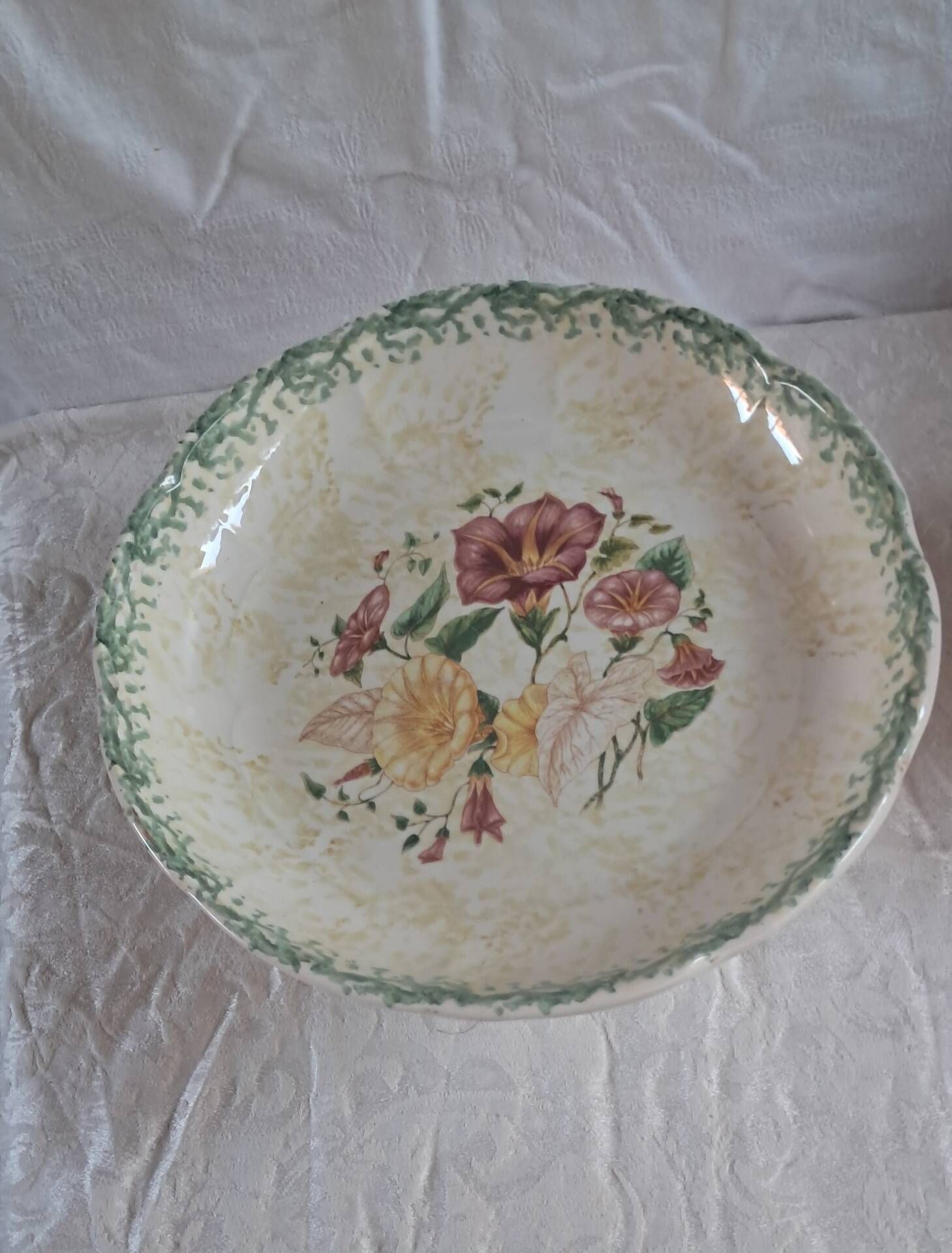 Ceramic compote with floral decoration