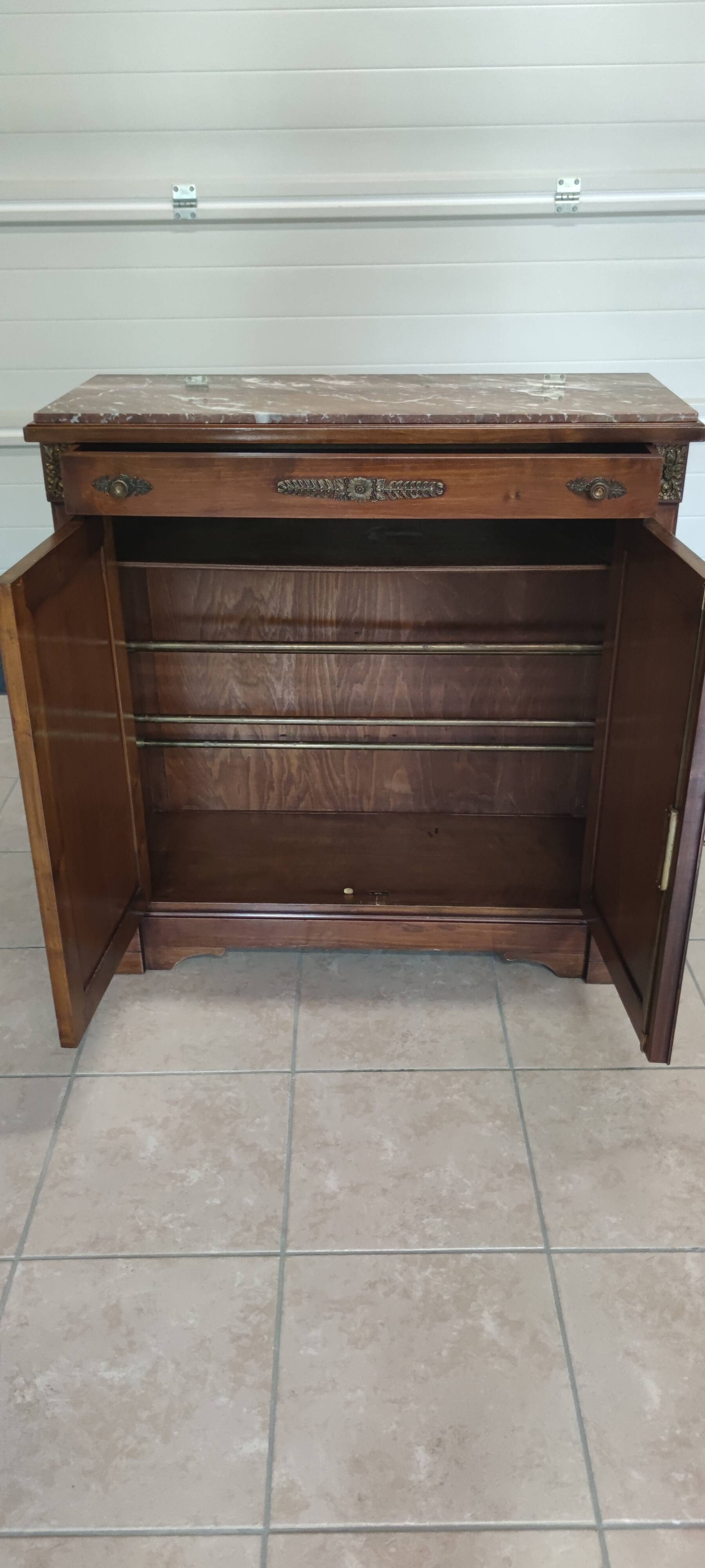 Low shoe storage cabinet