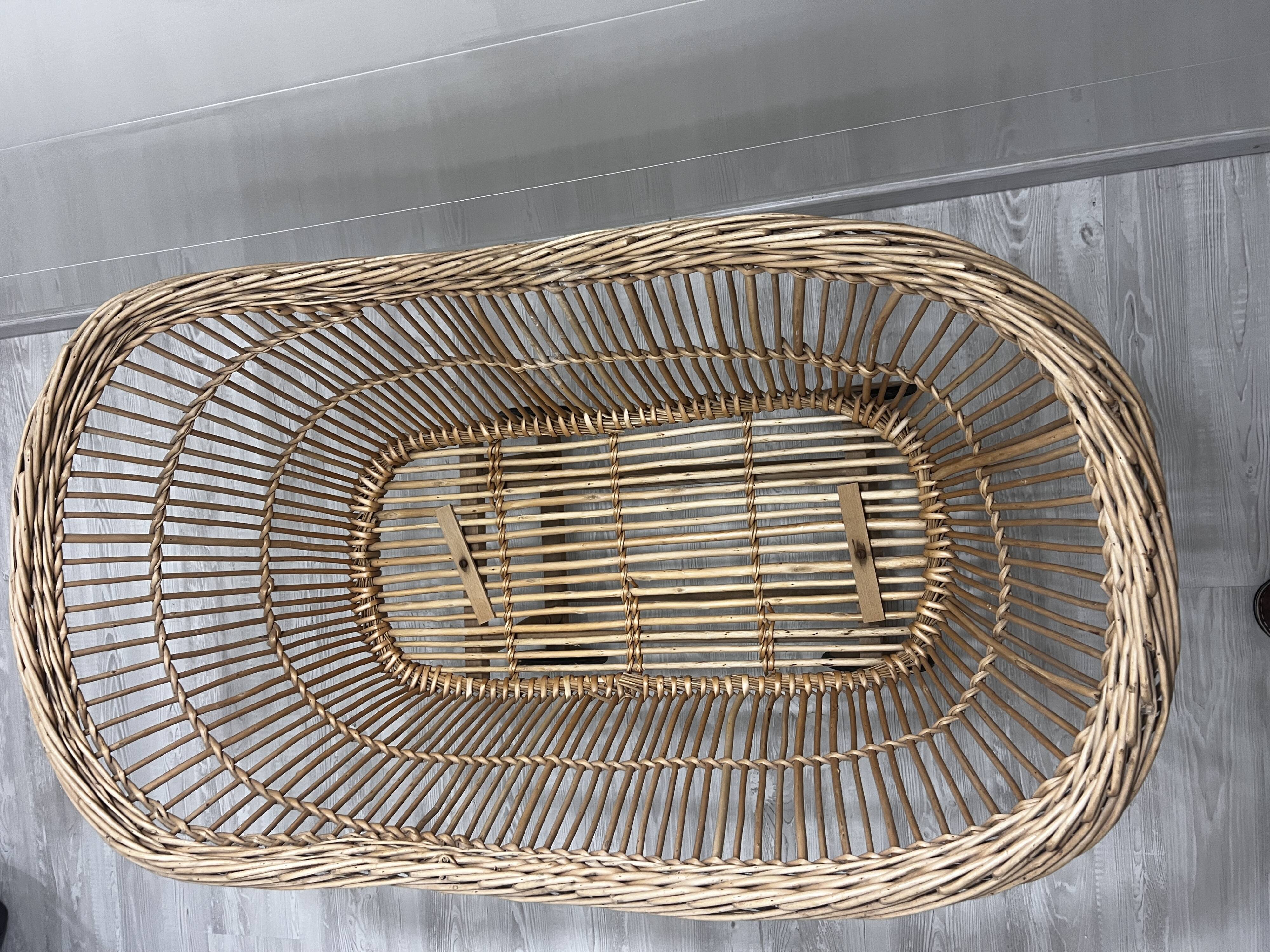 Rattan cradle on wheels