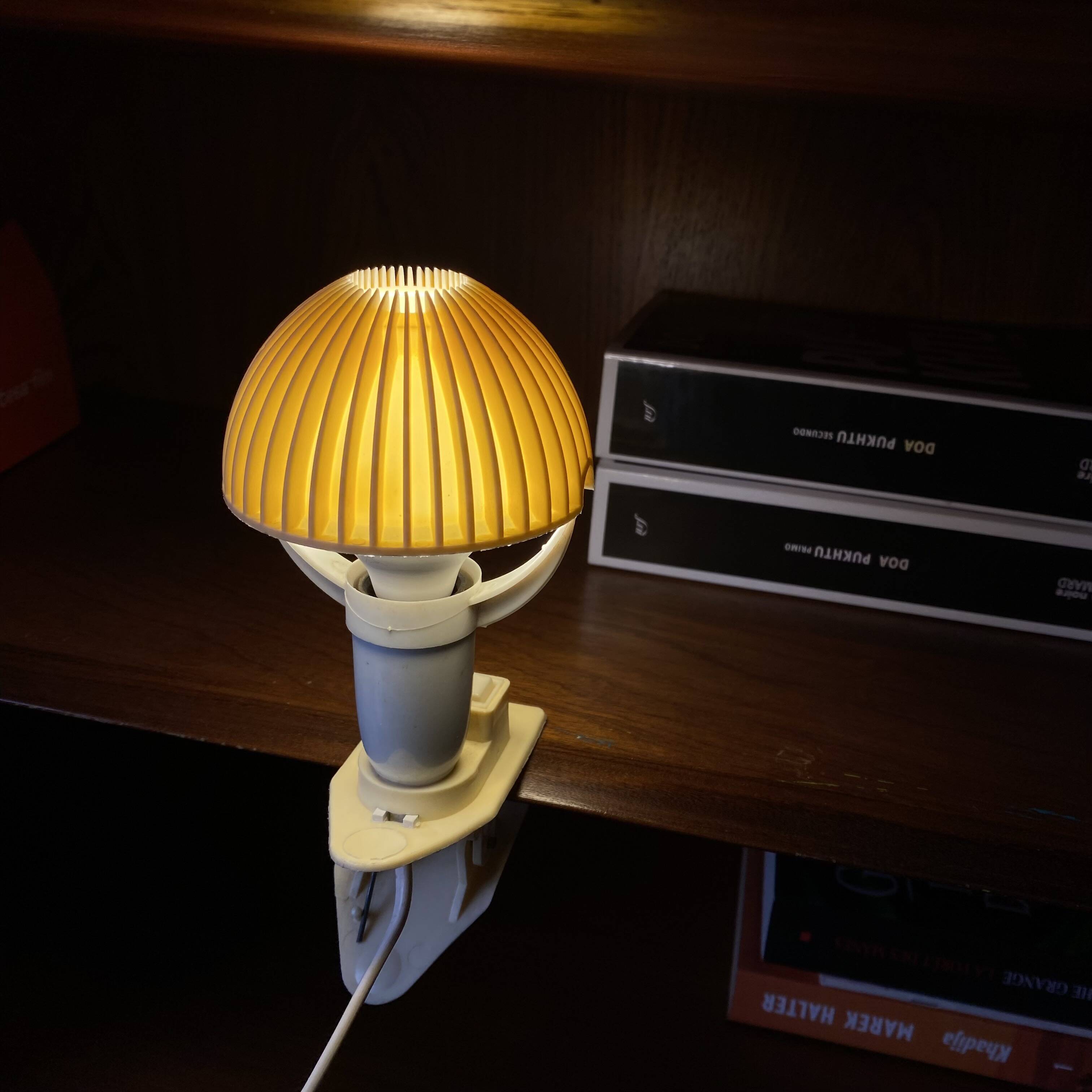 Small mushroom clip lamp Sarlam beige plastic vintage night light