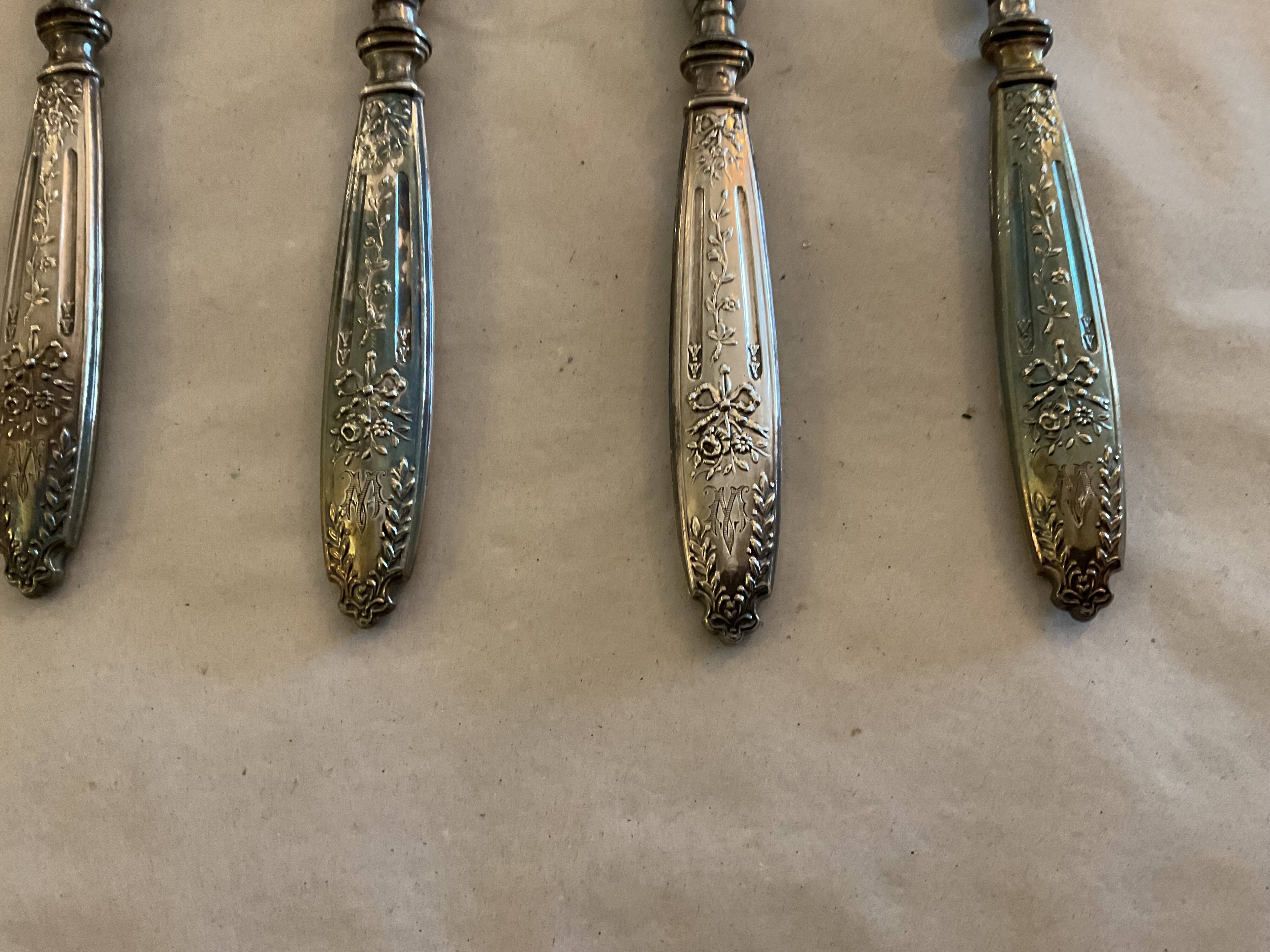 12 rib sleeves. Solid silver-filled handles. France