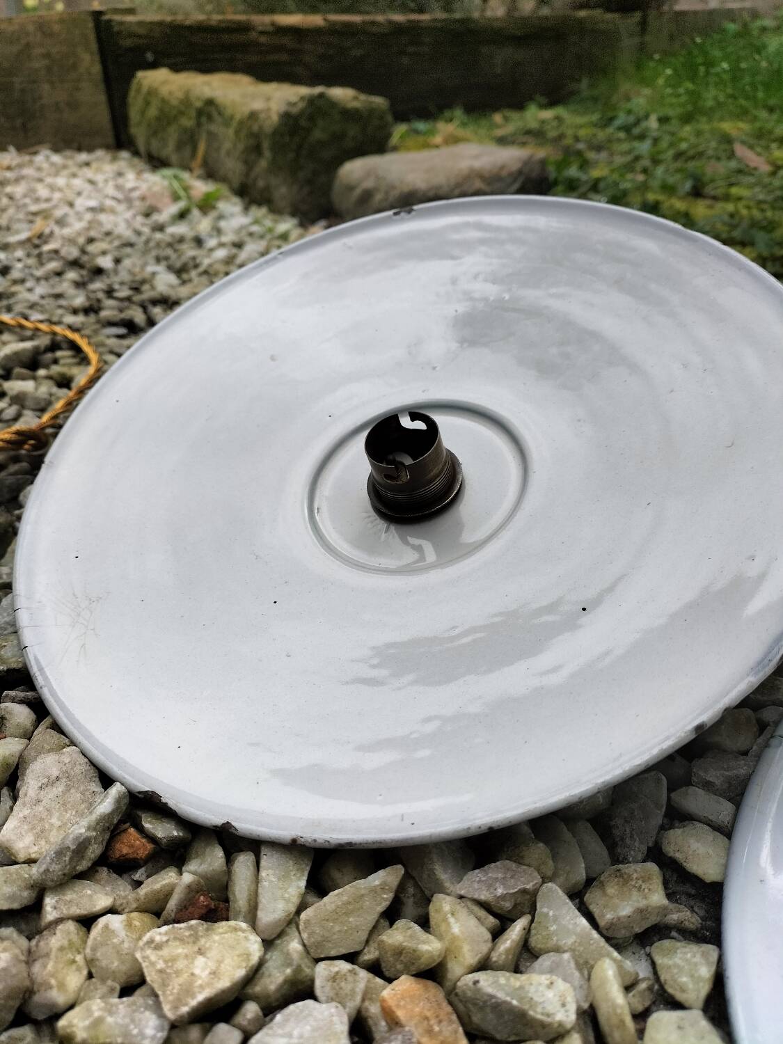 3 enamelled sheet metal suspensions