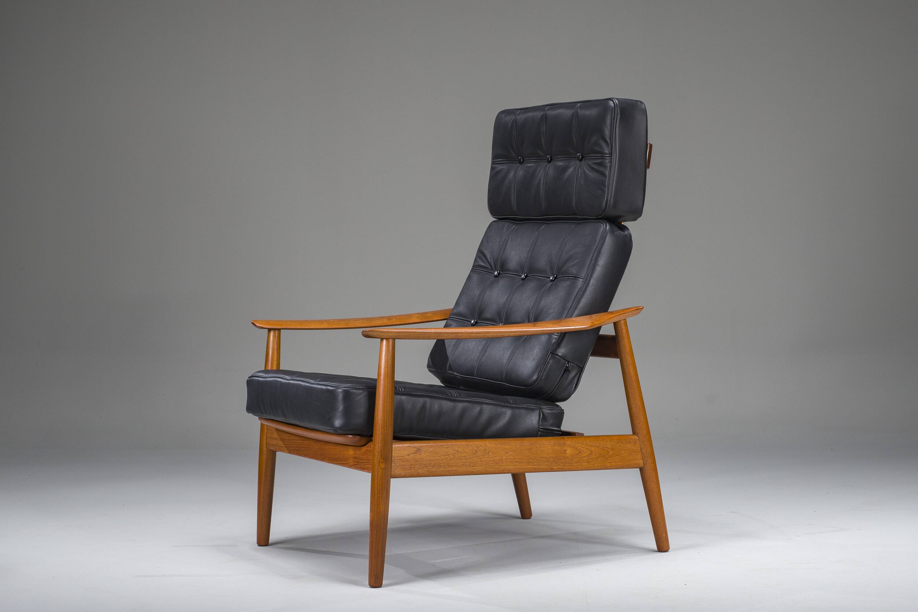 Mid-Century Modern FD 164 Armchair in Teak and Black Leather by Arne Vodder