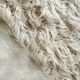 Grand tapis en laine naturelle shaggy / flokati tissé à la main blanc cassé