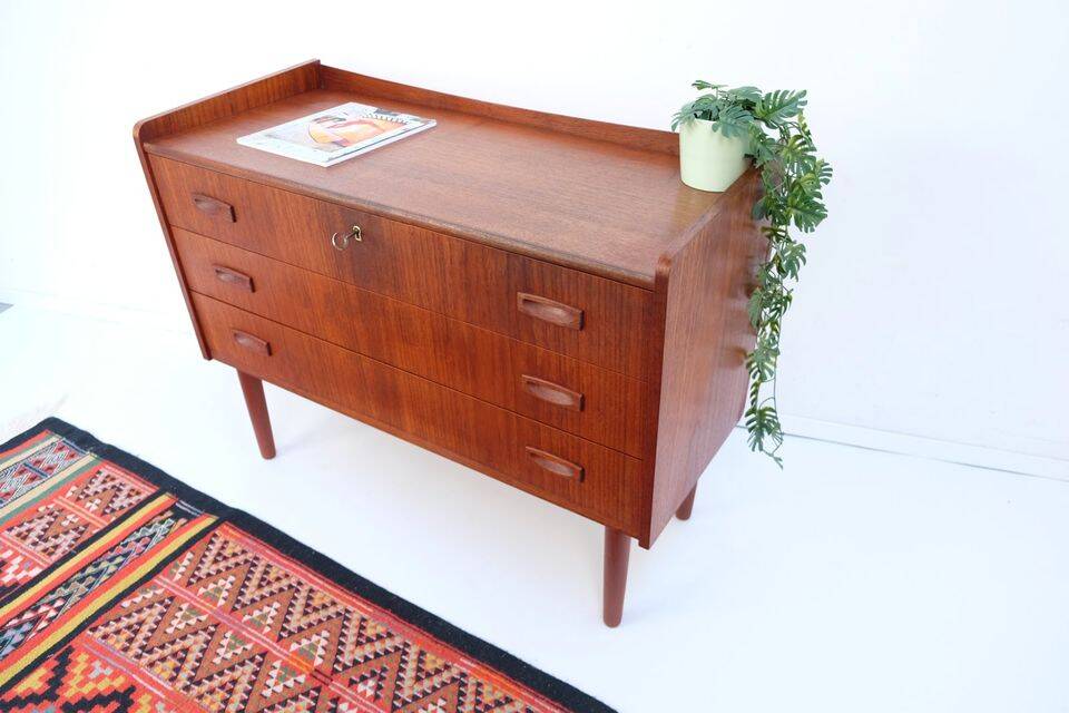 Teak chest of drawers in Danish style, 1960s/70s, retro/vintage style, dating from the mid-20th century.