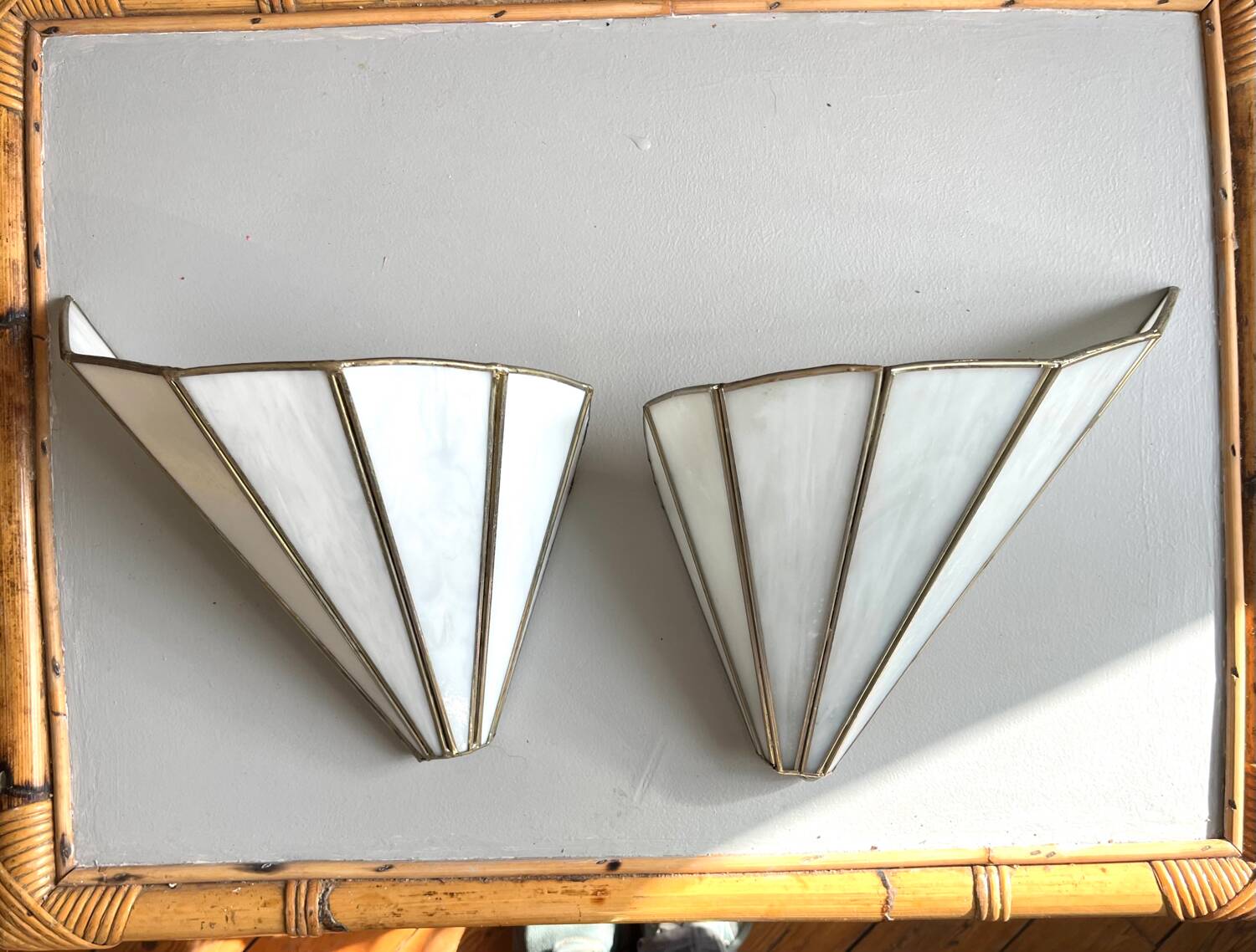 Pair of fan-shaped wall lights in glass paste and brass.