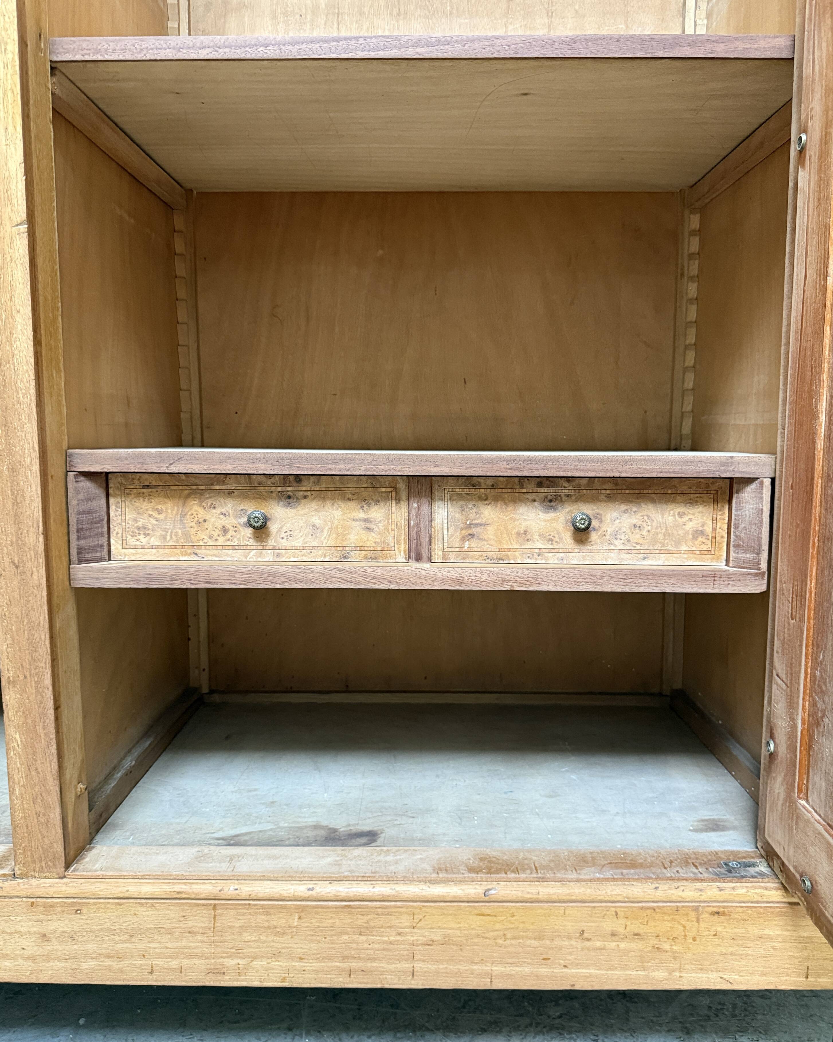 Armoire Art Déco en érable moucheté, rénovée
