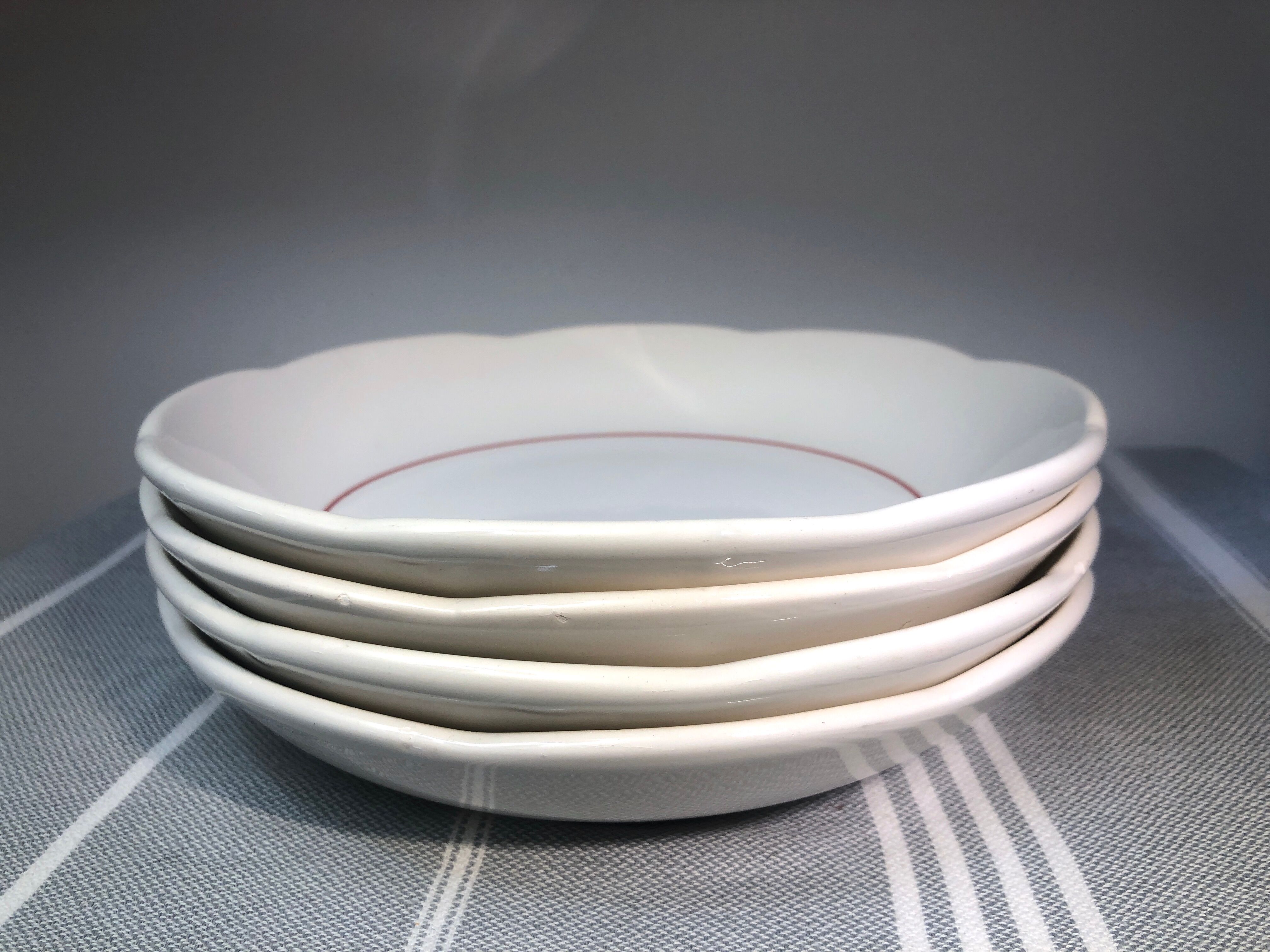 Hollow plates and vintage dessert Cream Raspberry Line