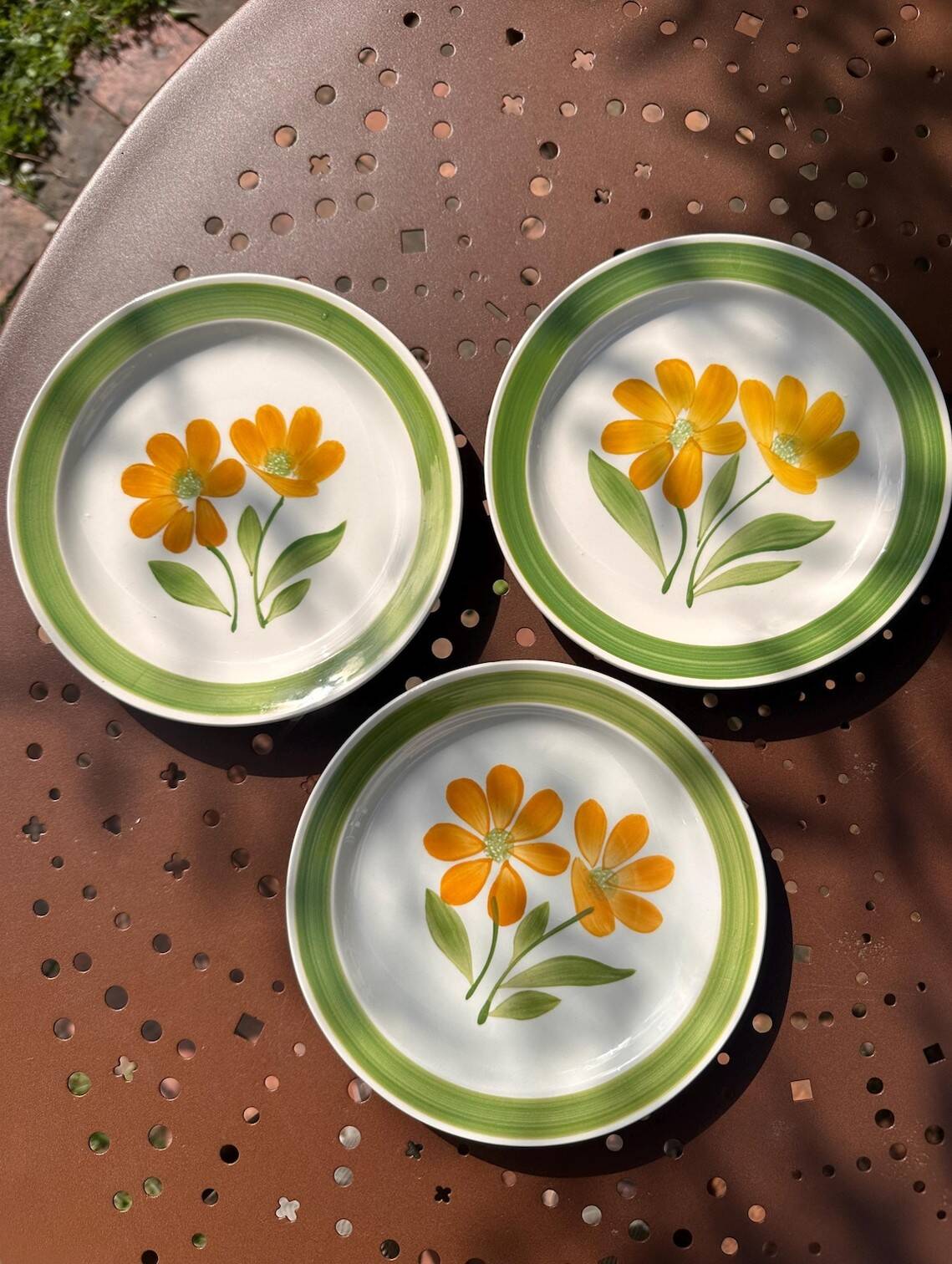 lot 3 Vintage Plates "Avallon Decor" Selected by KILT