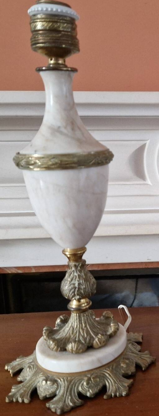 Pair of antique table lamps in white marble and gold metal.